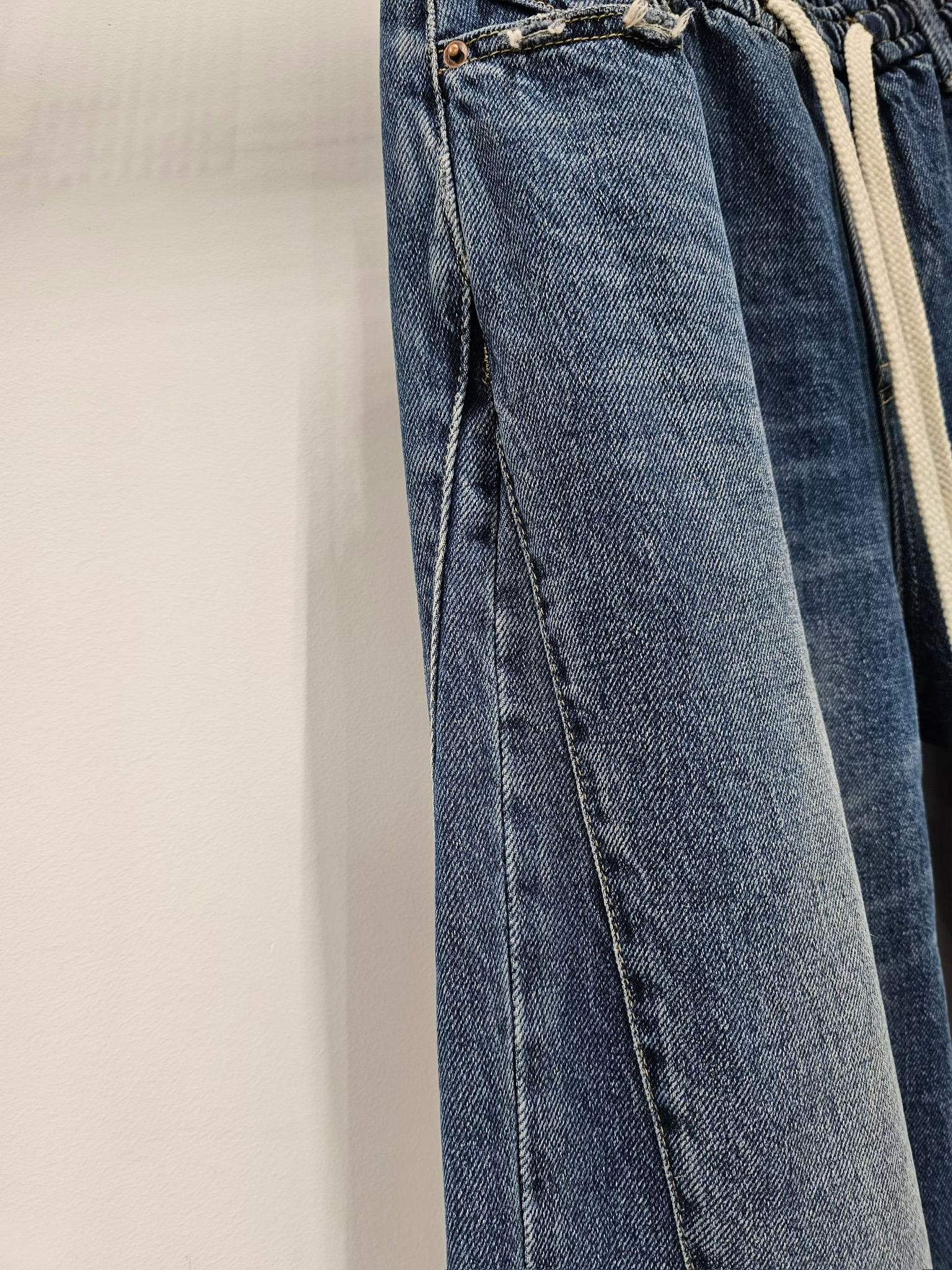 NY09 / Distressed Hem Loose Fit Trousers