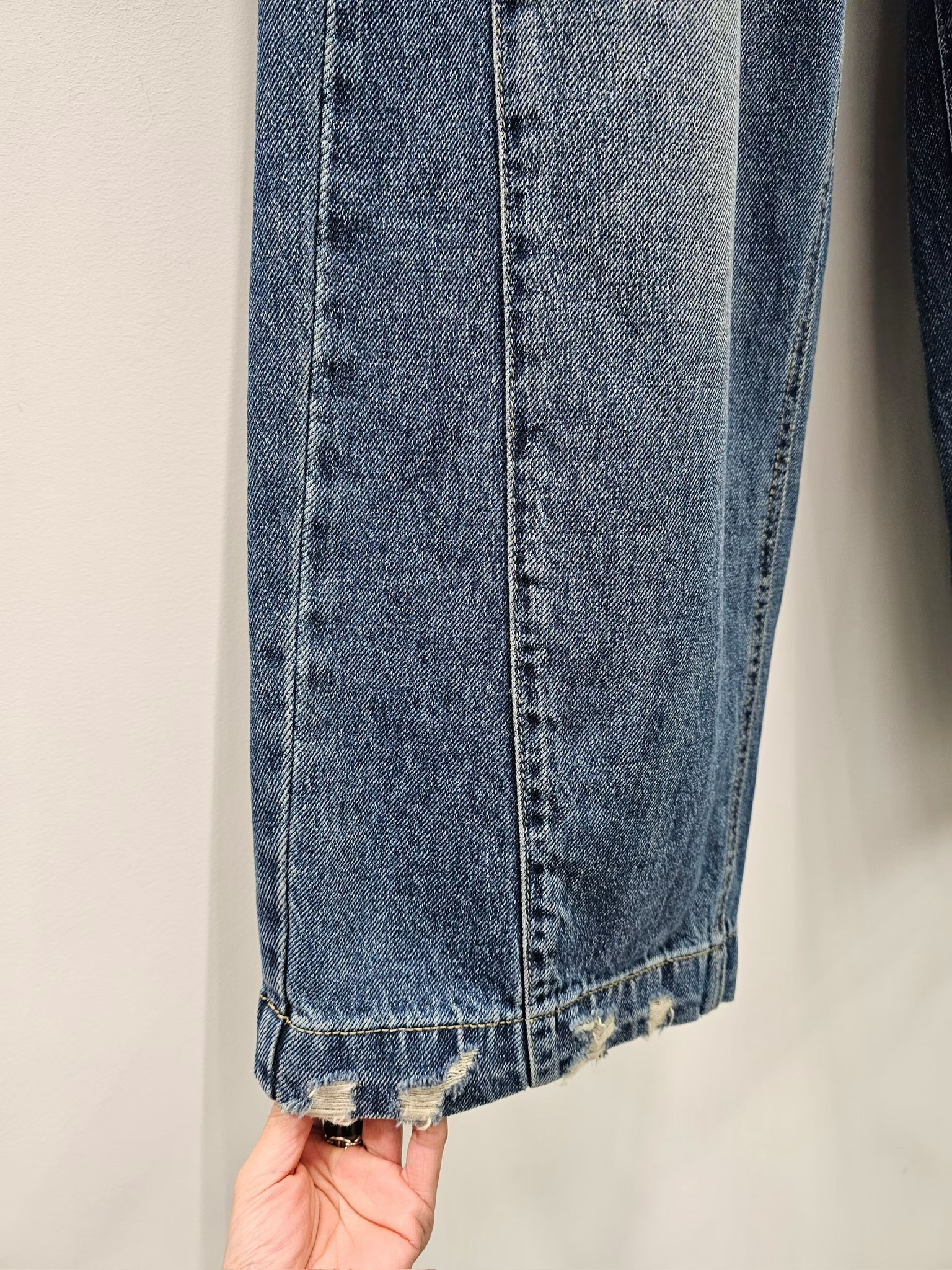 NY09 / Distressed Hem Loose Fit Trousers