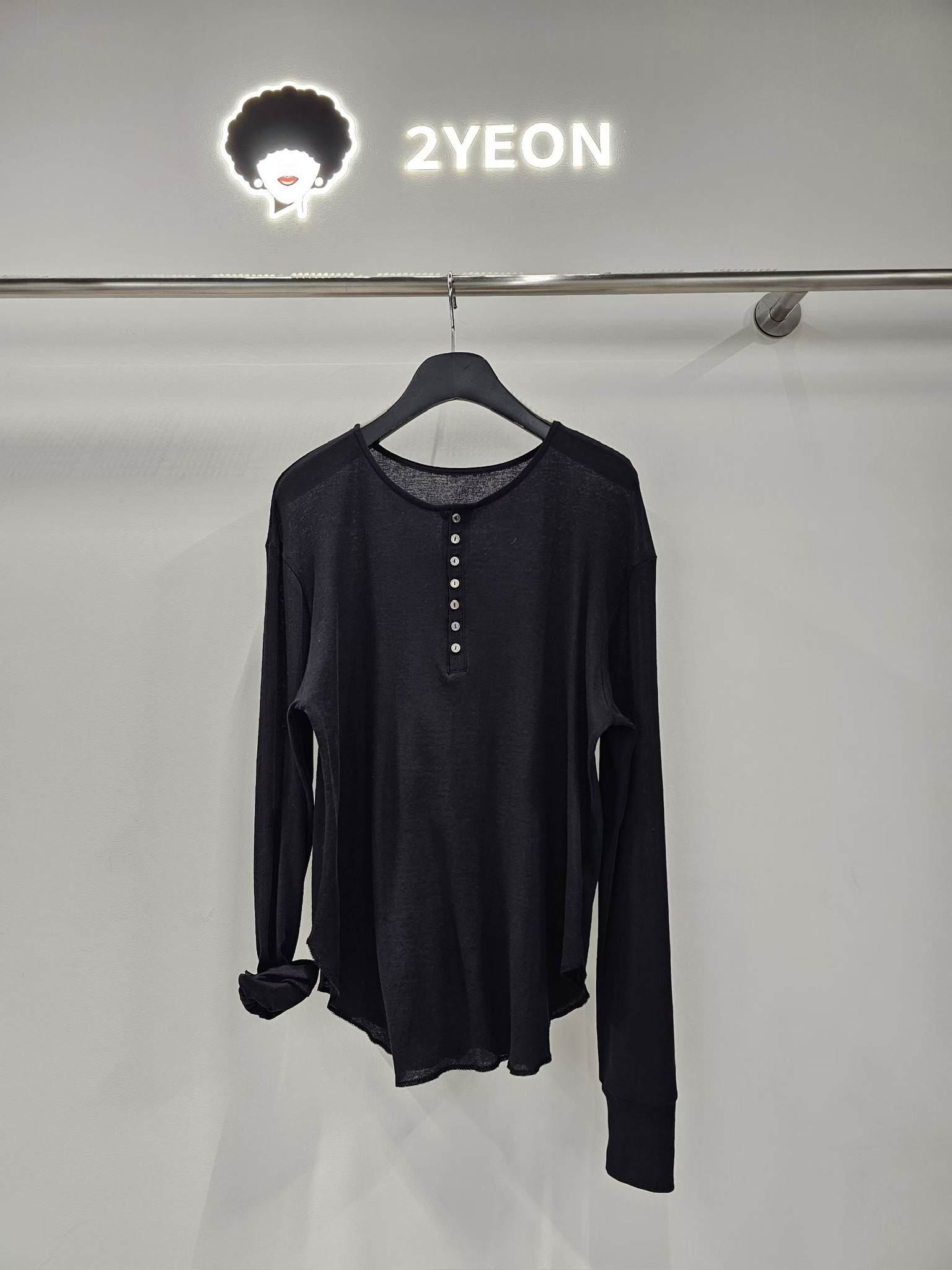 NY09 / Henley Collar Long Sleeve Top