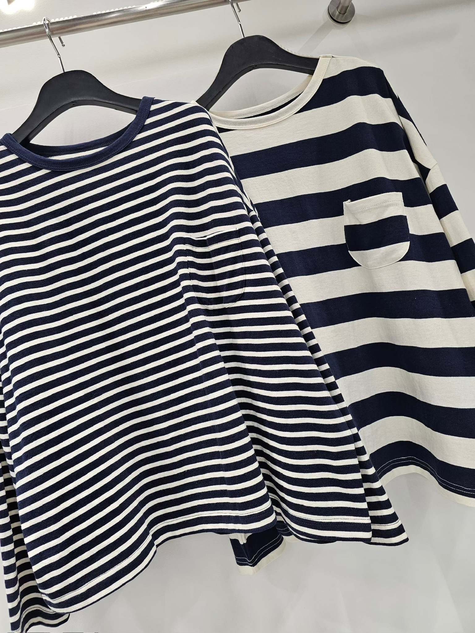 NY11 / Crew Neck Long Sleeved Pocket Tee