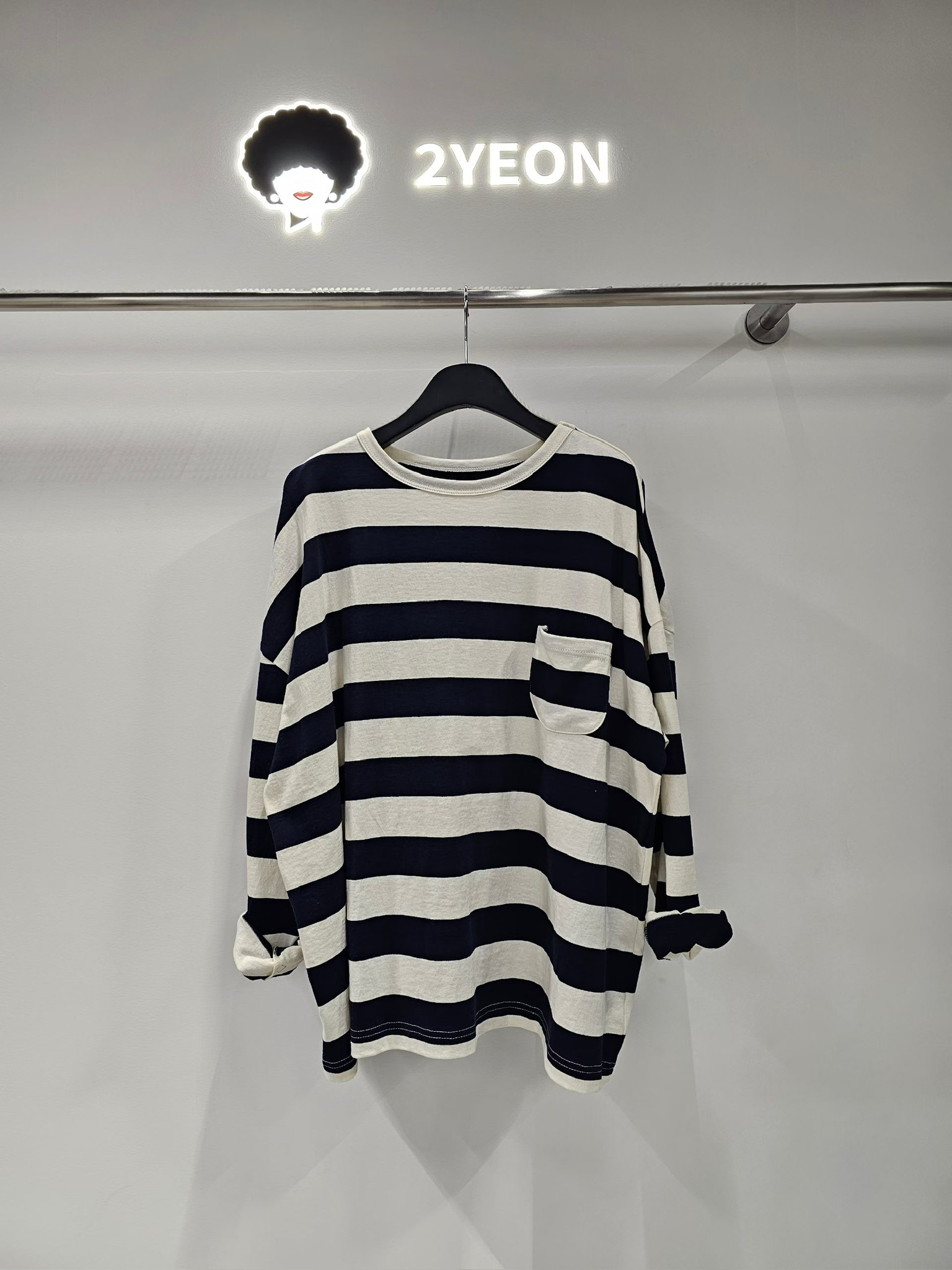 NY11 / Crew Neck Long Sleeved Pocket Tee