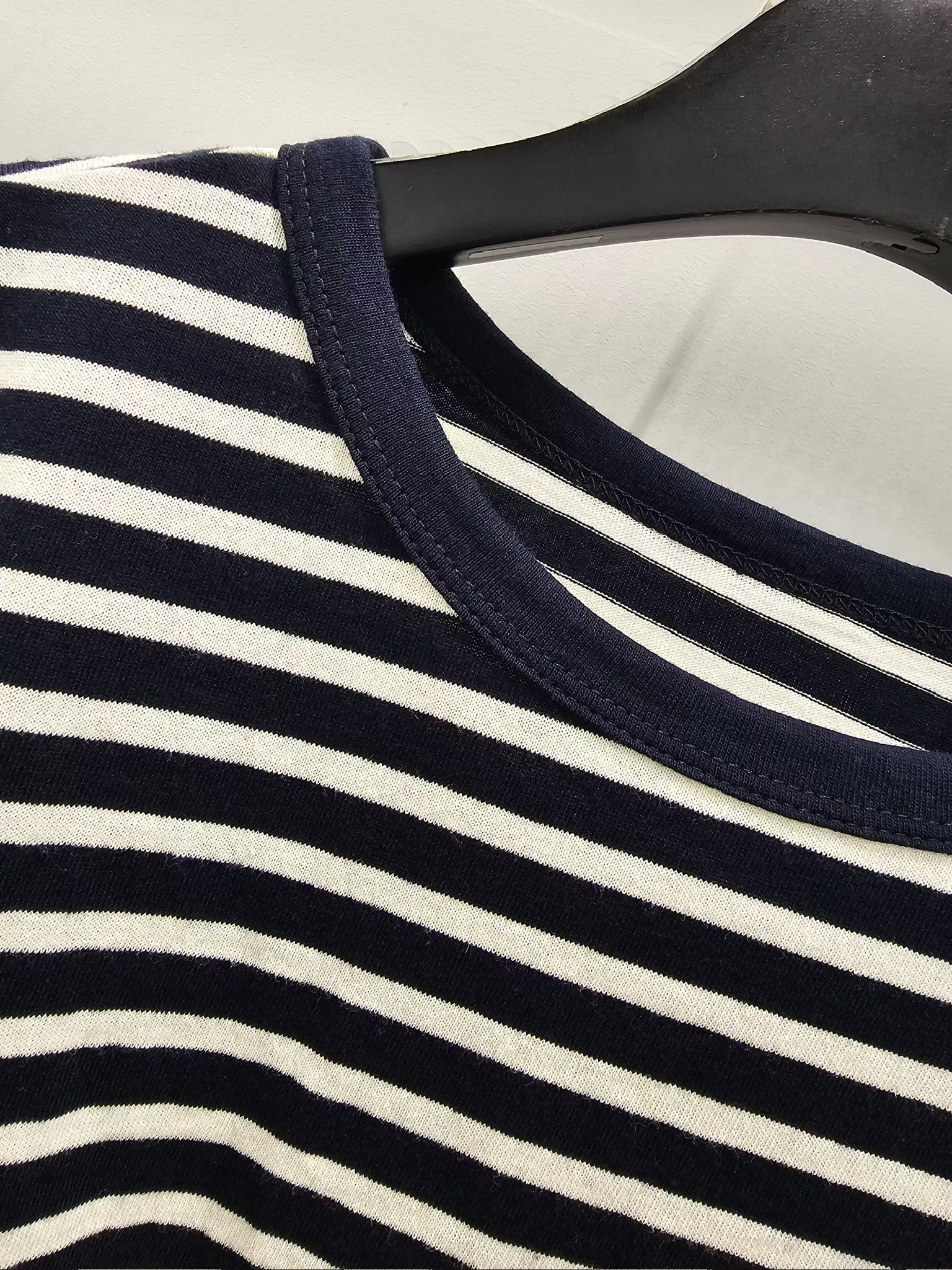 NY11 / Crew Neck Long Sleeved Pocket Tee