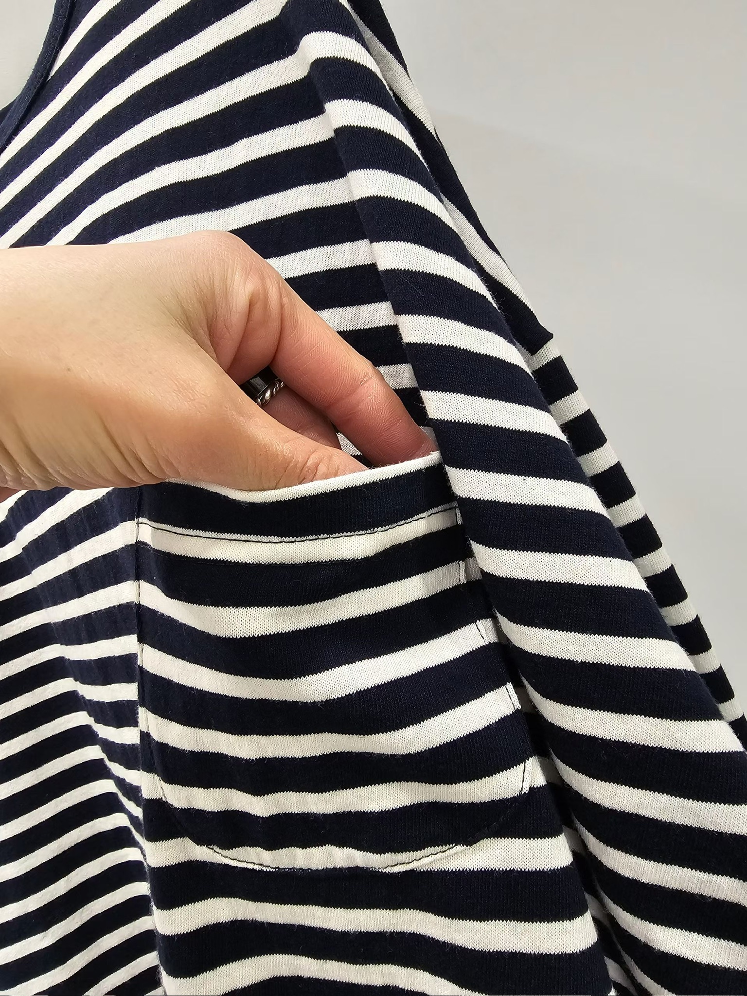 NY11 / Crew Neck Long Sleeved Pocket Tee