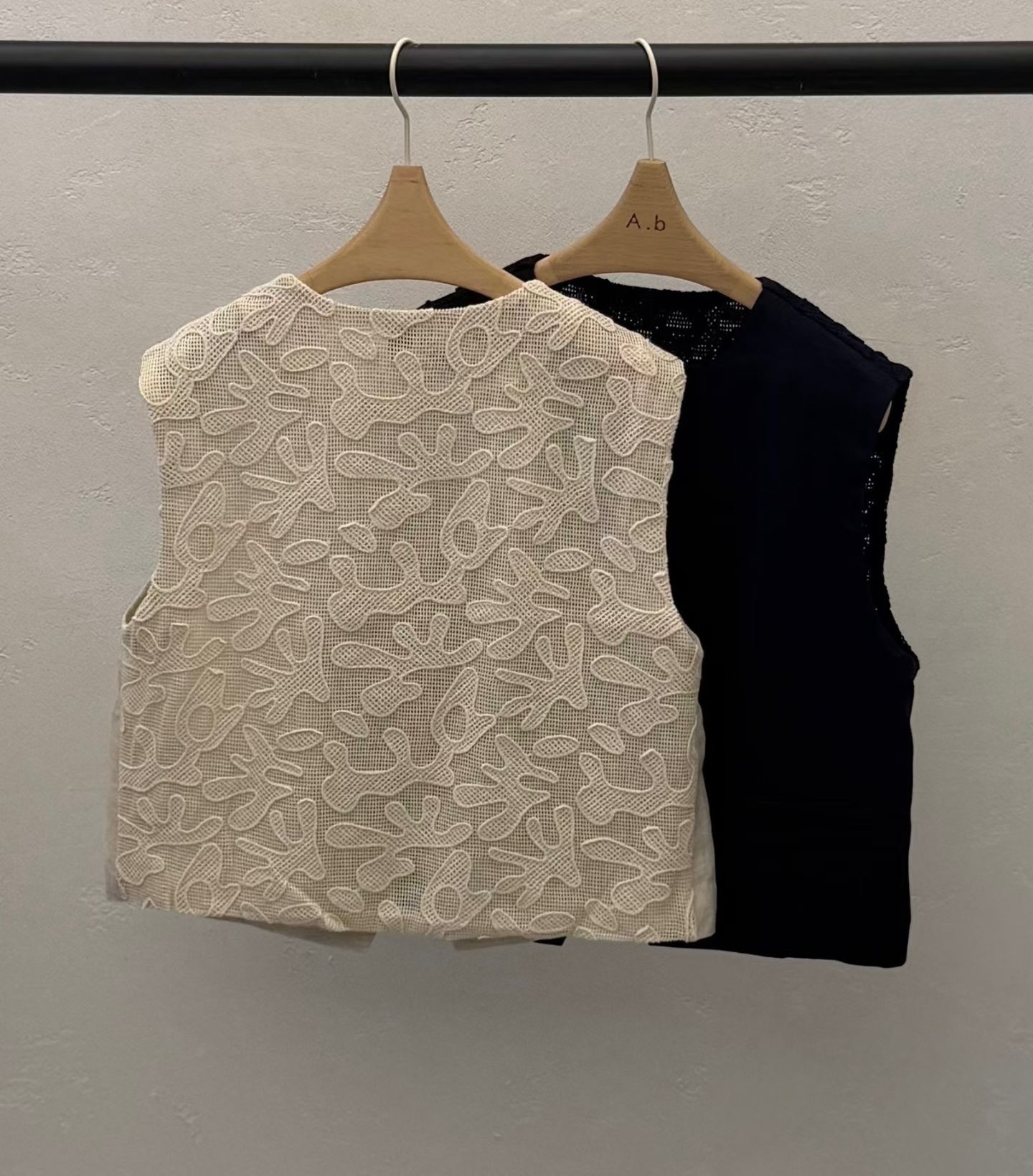 GA33 / TAILORED LINEN VEST WITH BRODERIE BACK