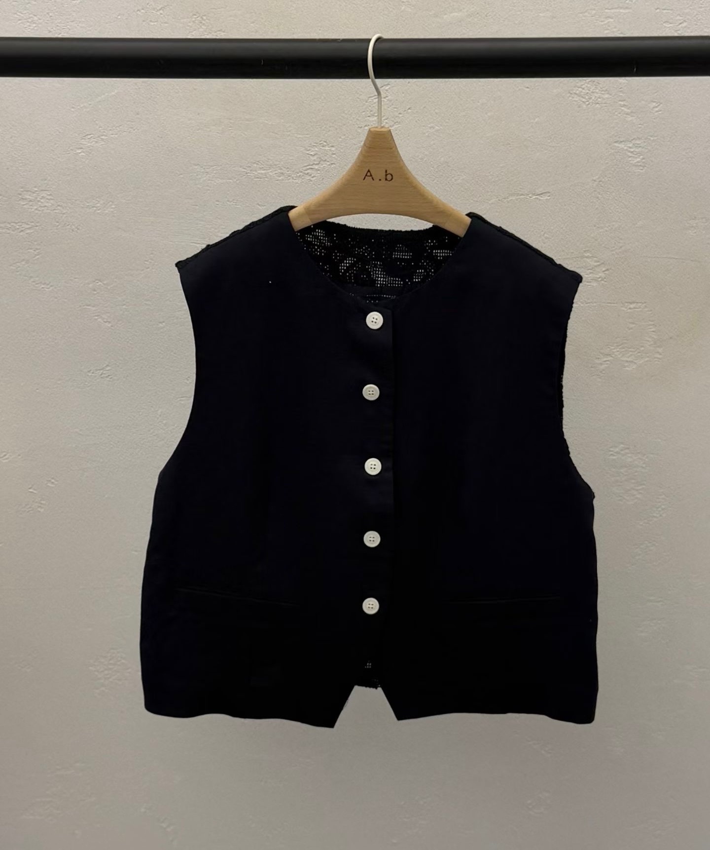 GA33 / TAILORED LINEN VEST WITH BRODERIE BACK