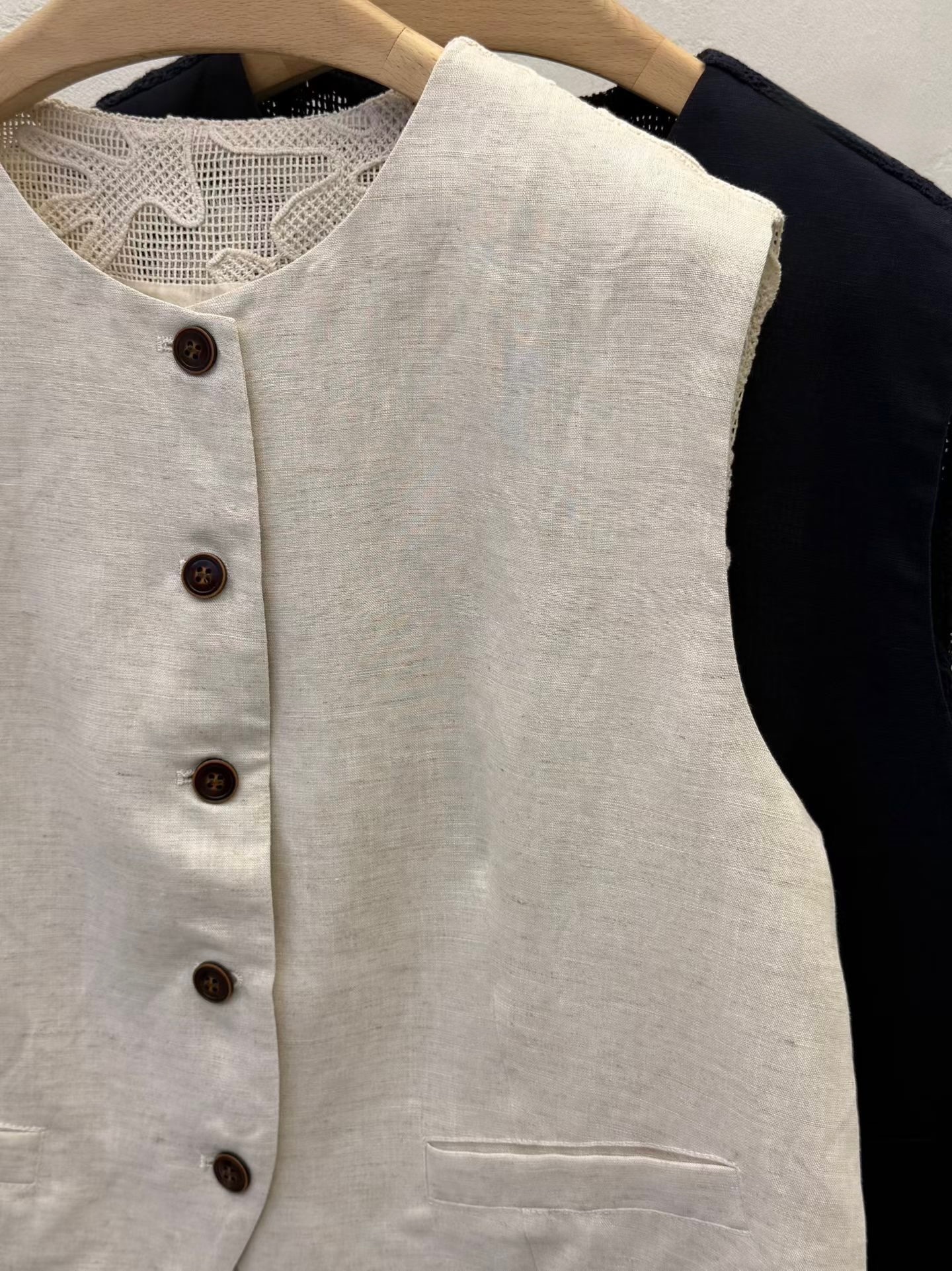 GA33 / TAILORED LINEN VEST WITH BRODERIE BACK