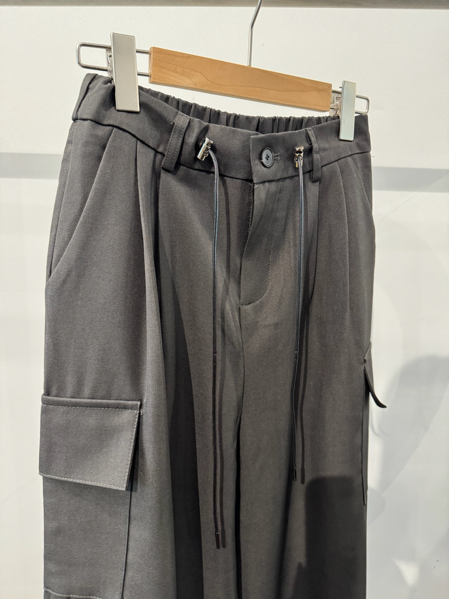 480826 / TOGGLE WAIST CARGO STRAIGHT LEG TROUSERS