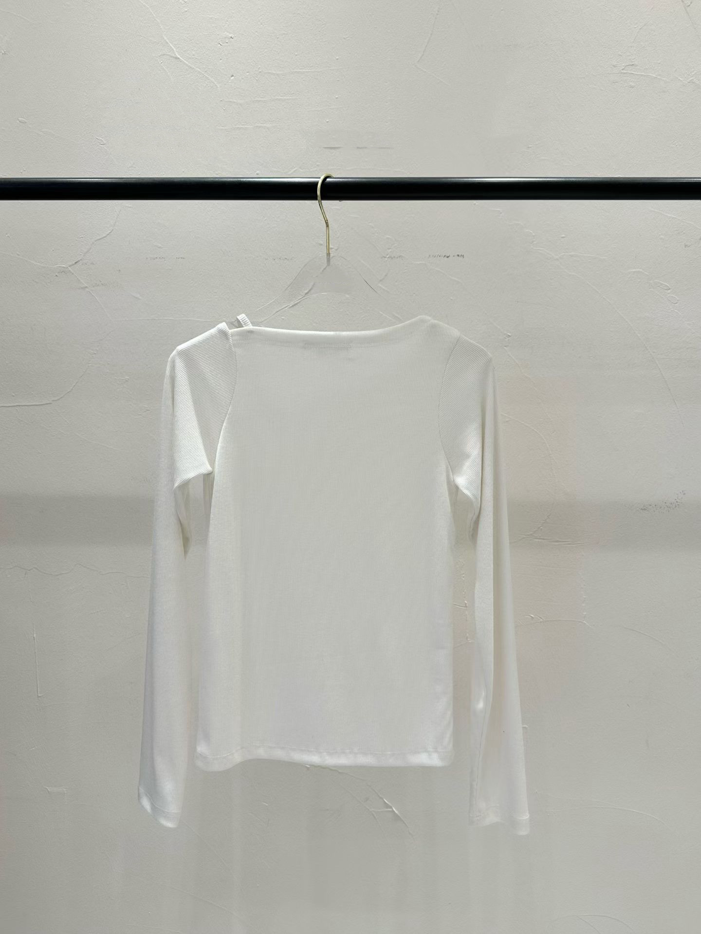 BF01 / Cut Out Shoulder Top