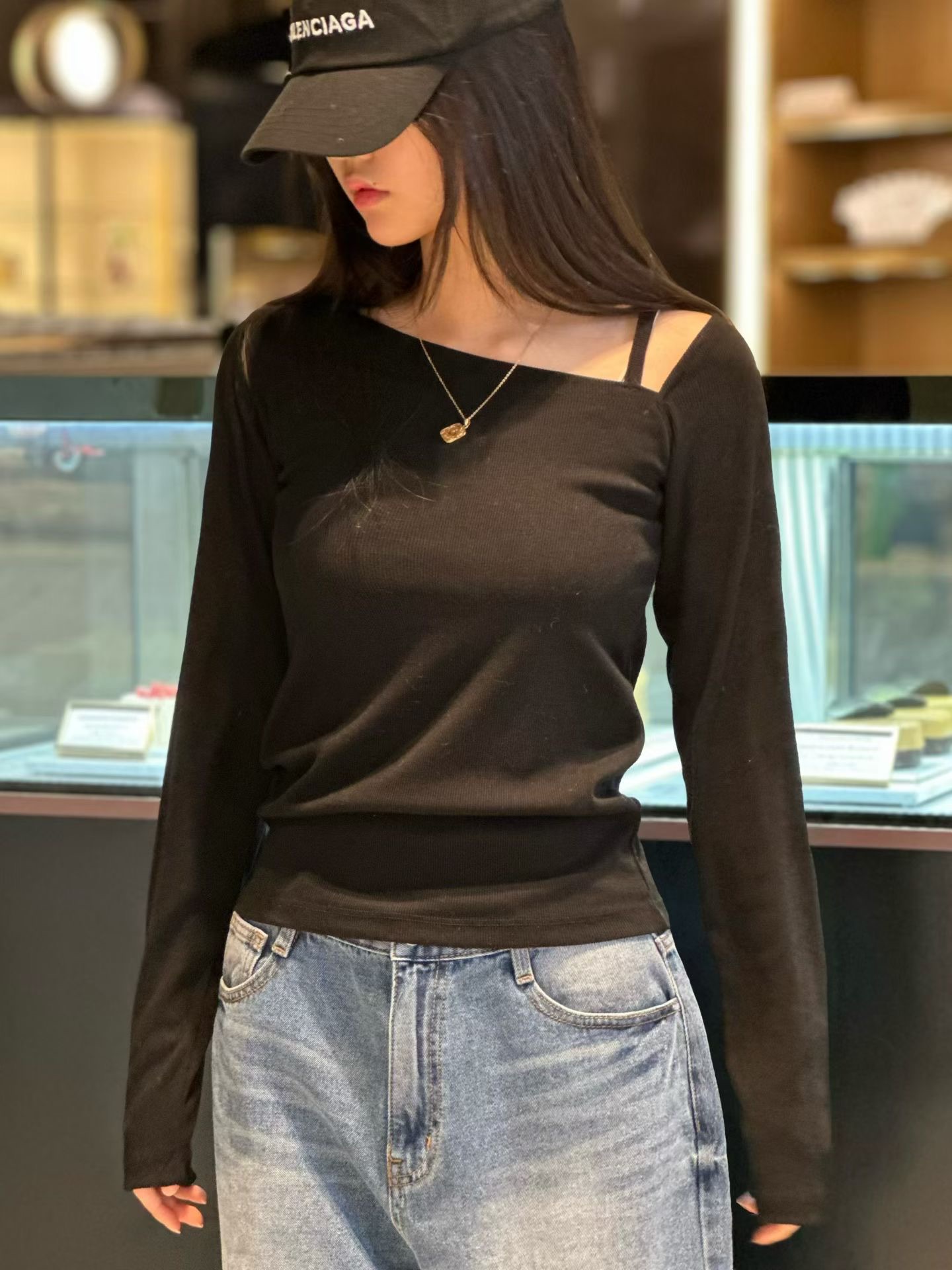 BF01 / Cut Out Shoulder Top