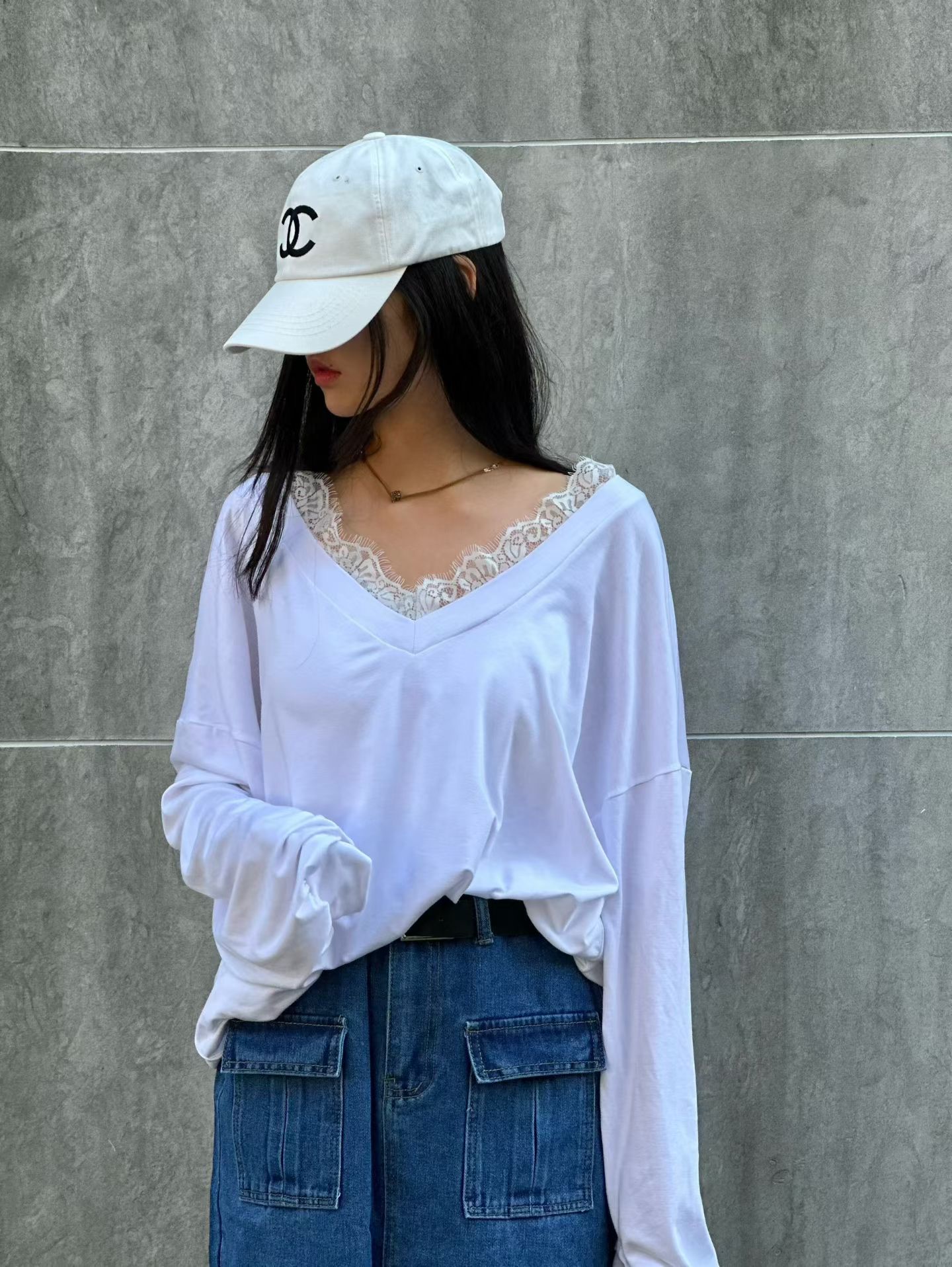 BF06 / V-neckline Lace Trim Top (BF06)