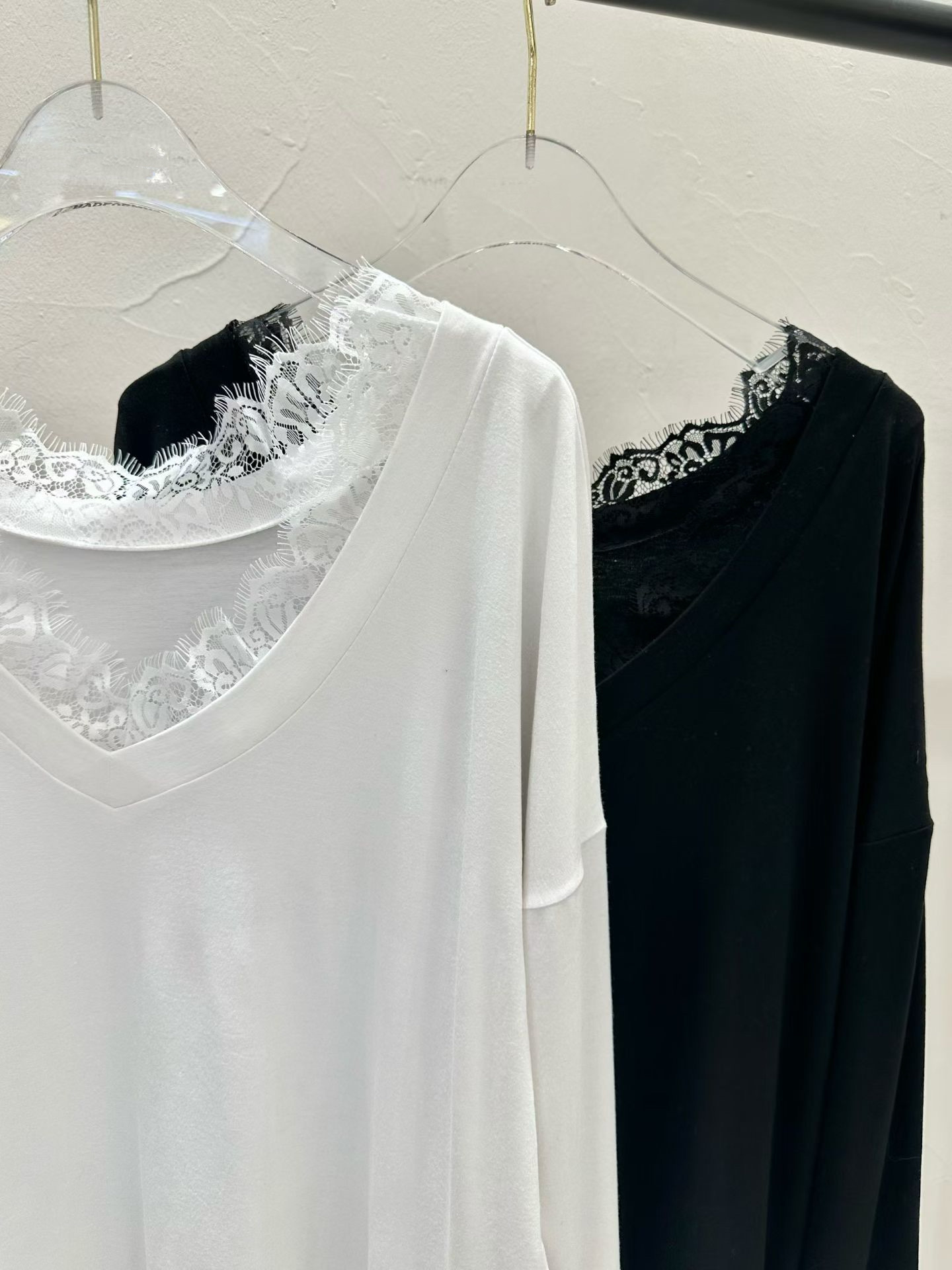 BF06 / V-neckline Lace Trim Top (BF06)