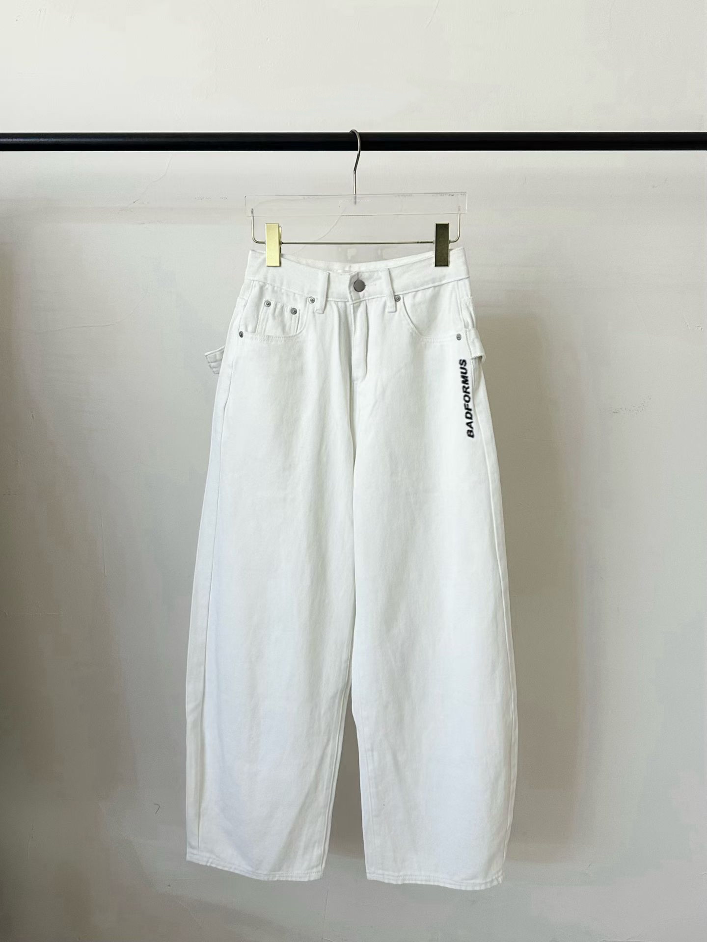 BF08 / Belted Stud Loose Fit Jeans