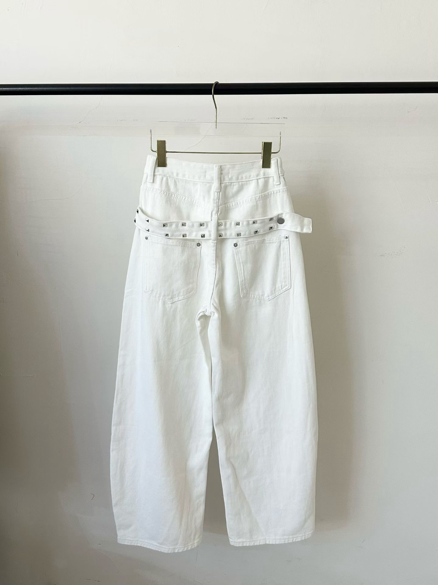 BF08 / Belted Stud Loose Fit Jeans