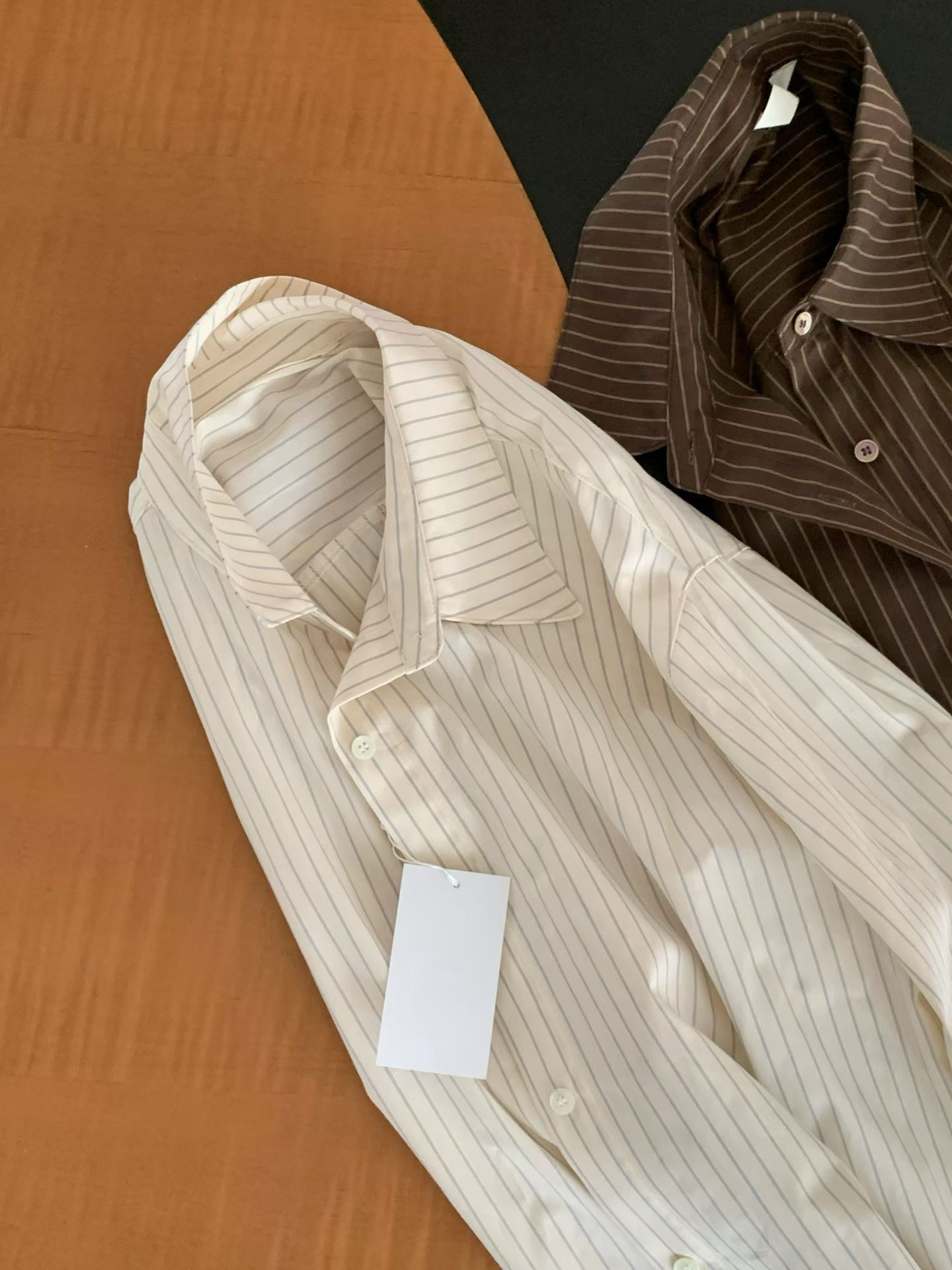 520826 / BUTTON DOWN PIN-STRIPE SHIRT