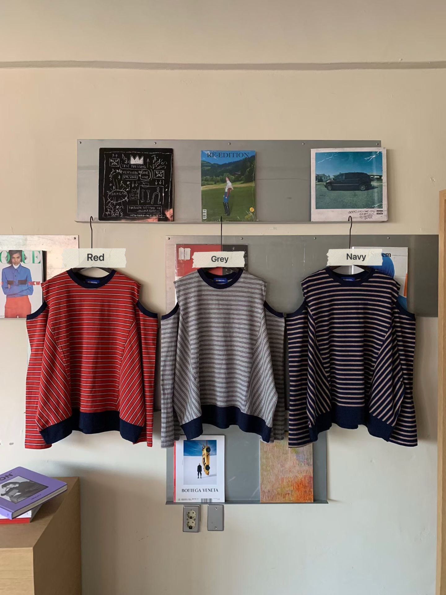 KL15 / COLD SHOULDER STRIPE TOP