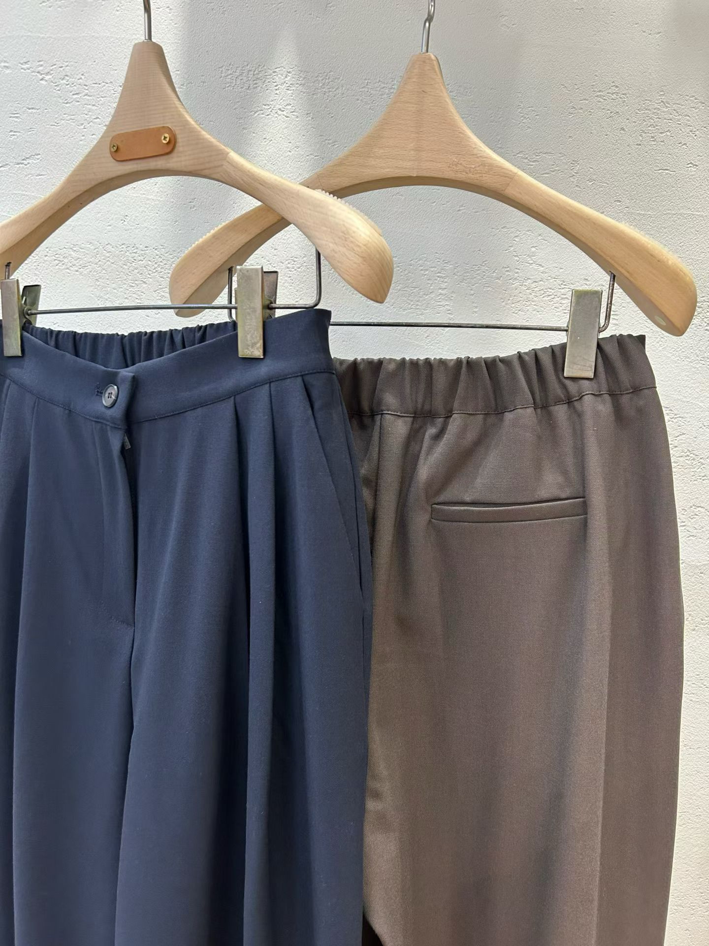 550826 / BANDED WAIST PINTUCK TROUSERS