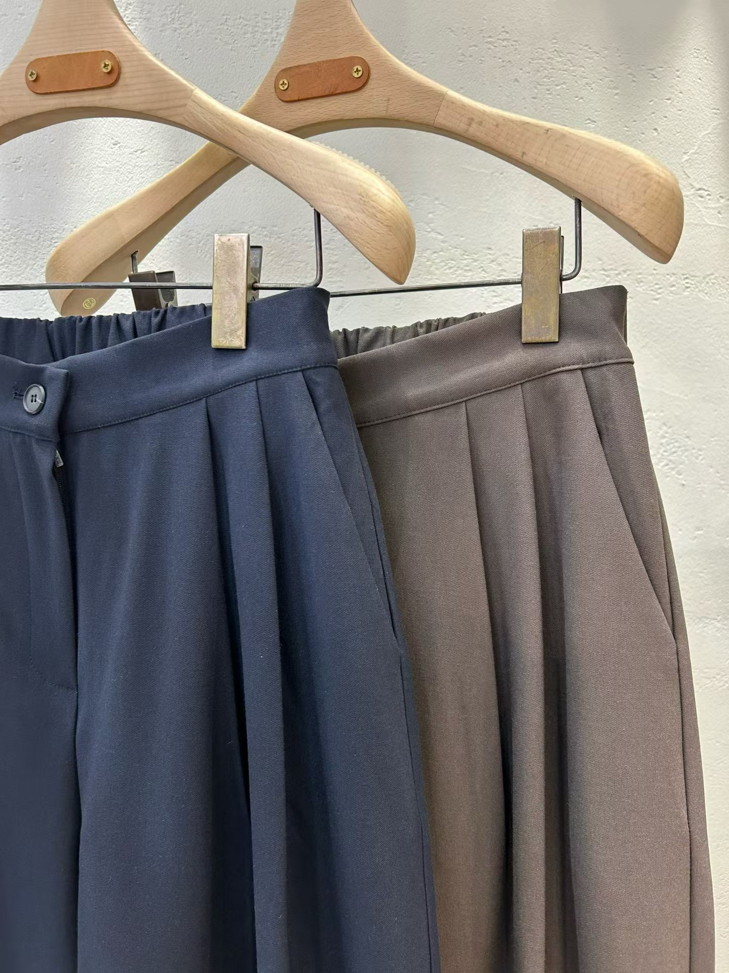 550826 / BANDED WAIST PINTUCK TROUSERS