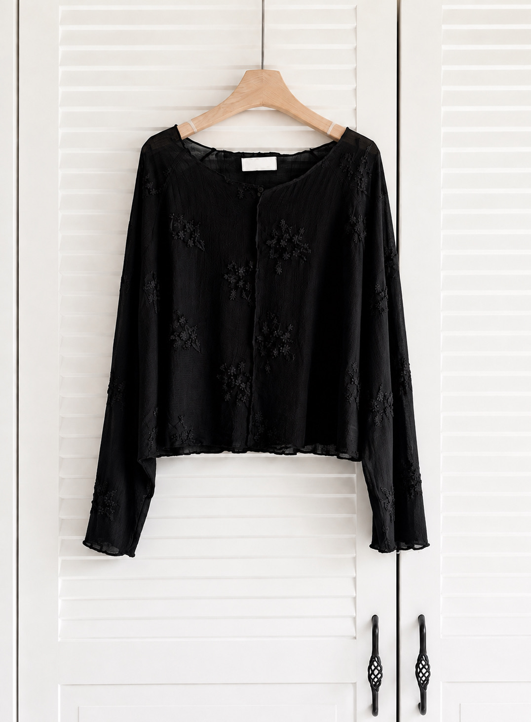 YQ24 / ROSETTE EMBROIDERED SHEER BLOUSE
