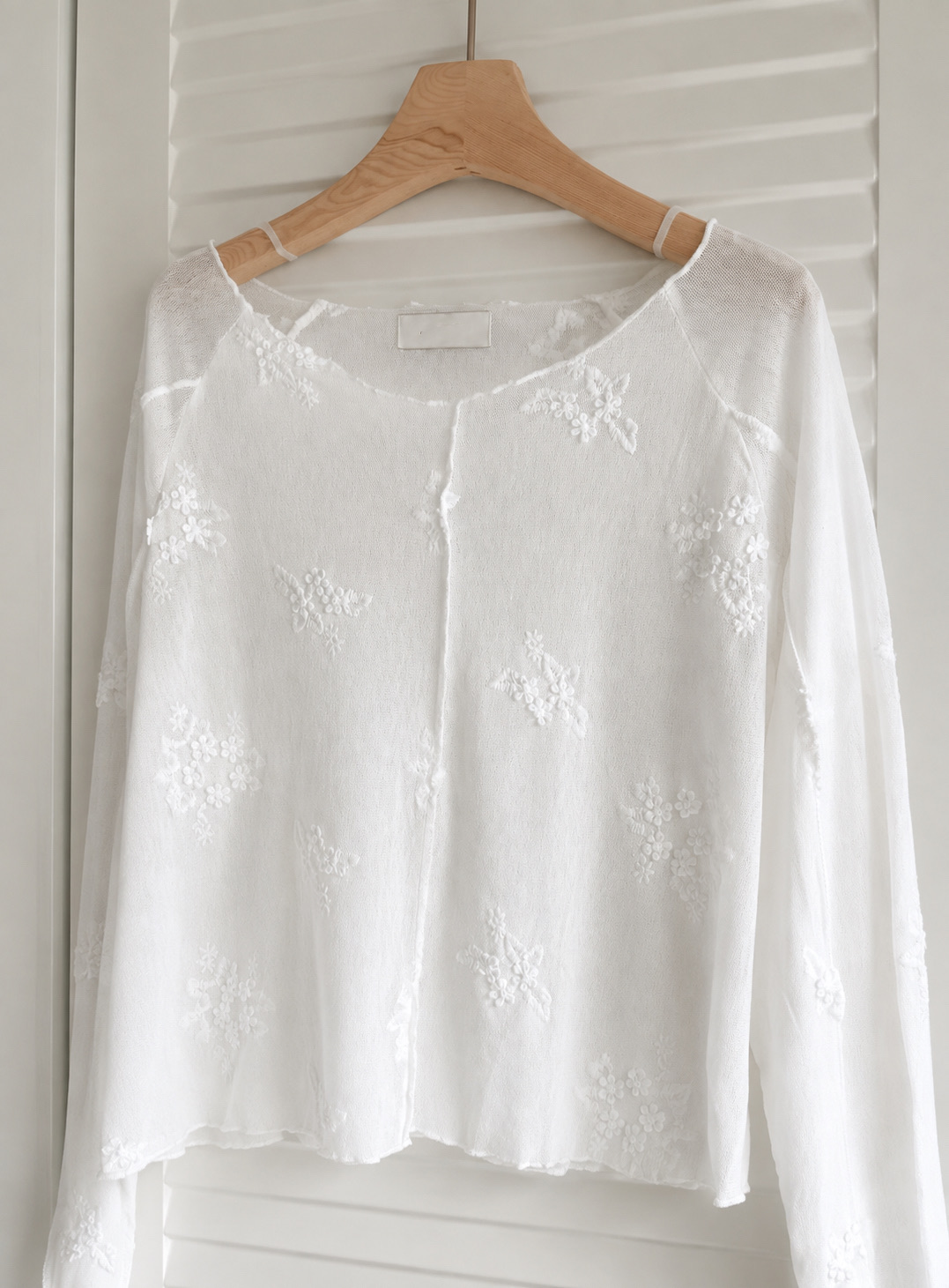 YQ24 / ROSETTE EMBROIDERED SHEER BLOUSE