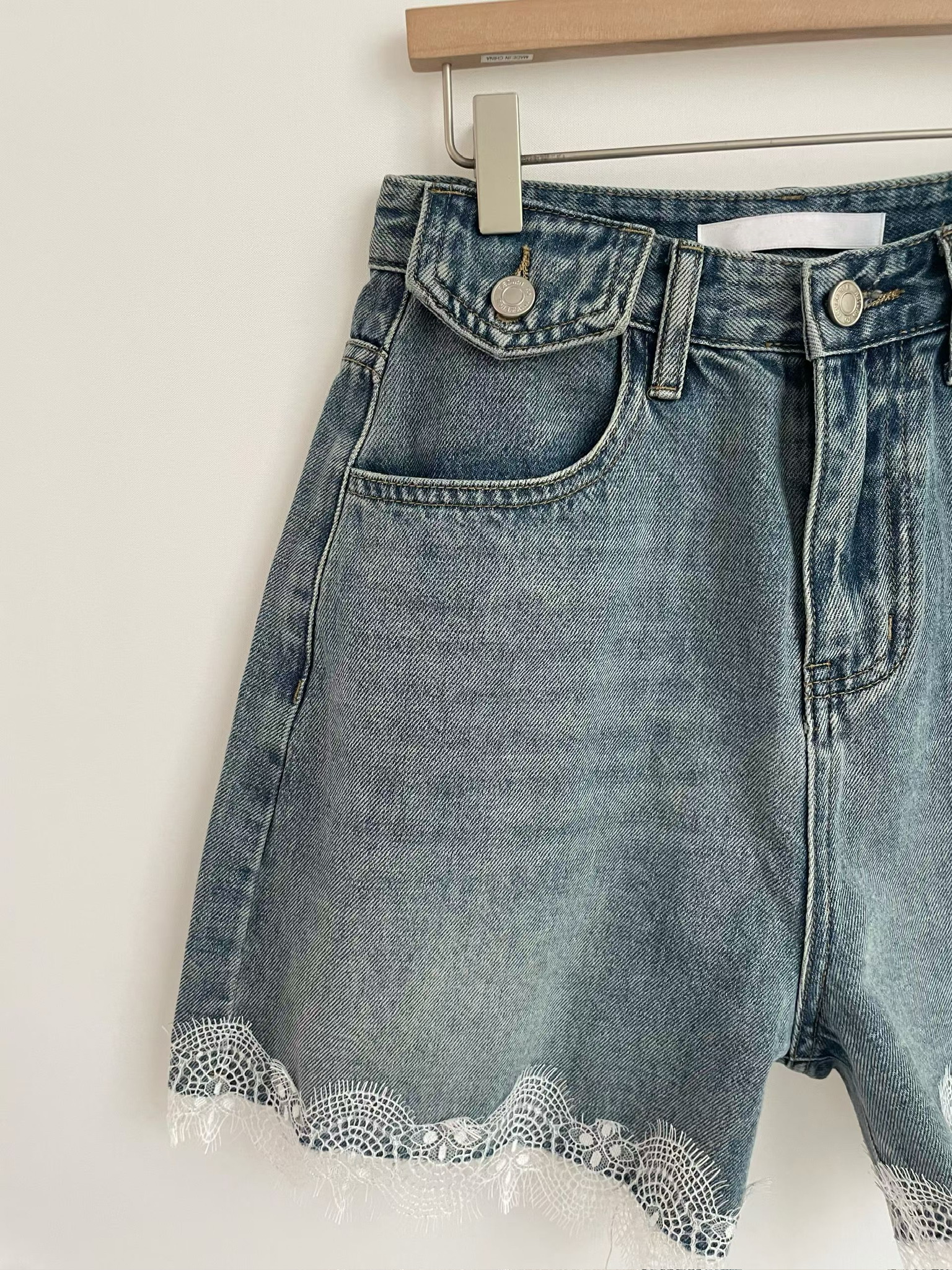 YQ27 / LACE HEM DENIM SHORTS 
