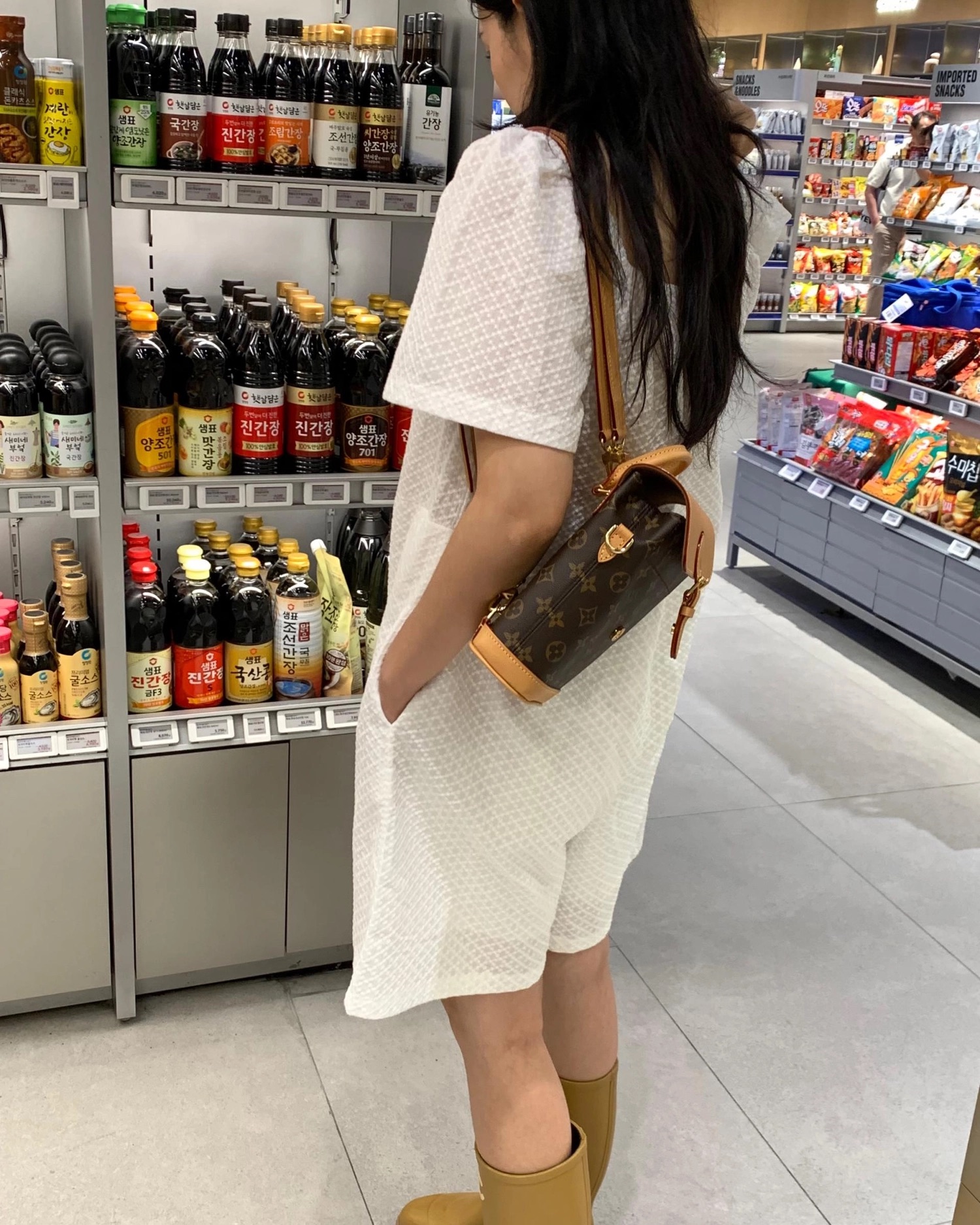 YQ33 / TEXTURED POCKET ROMPER