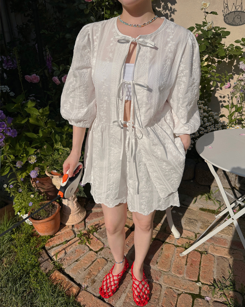 YQ32 / TIE-FRONT EMBROIDERED BLOUSE