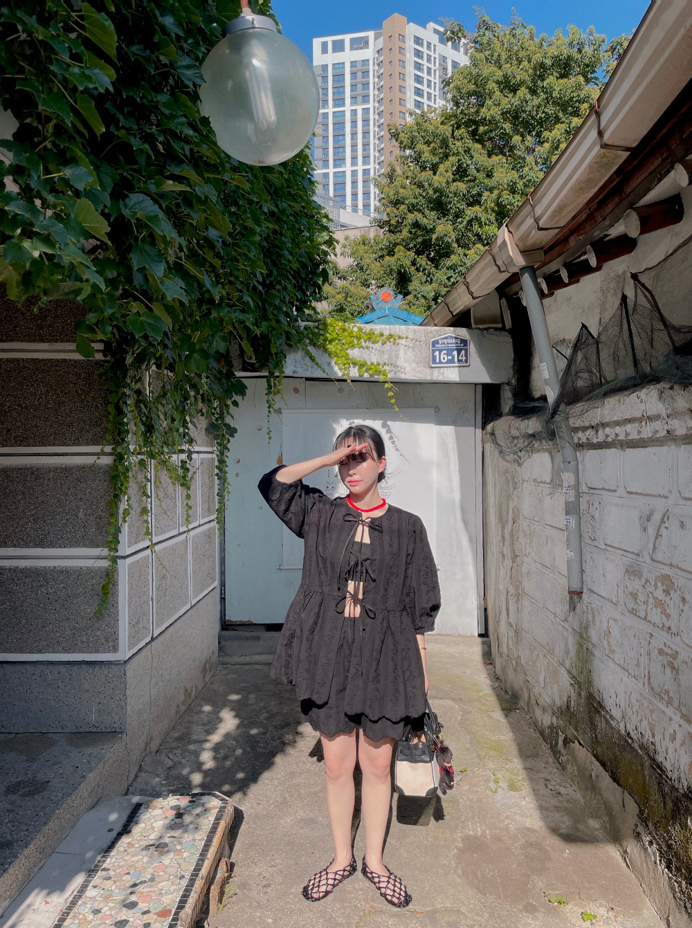 YQ31 / EMBROIDERED POCKET SHORTS 
