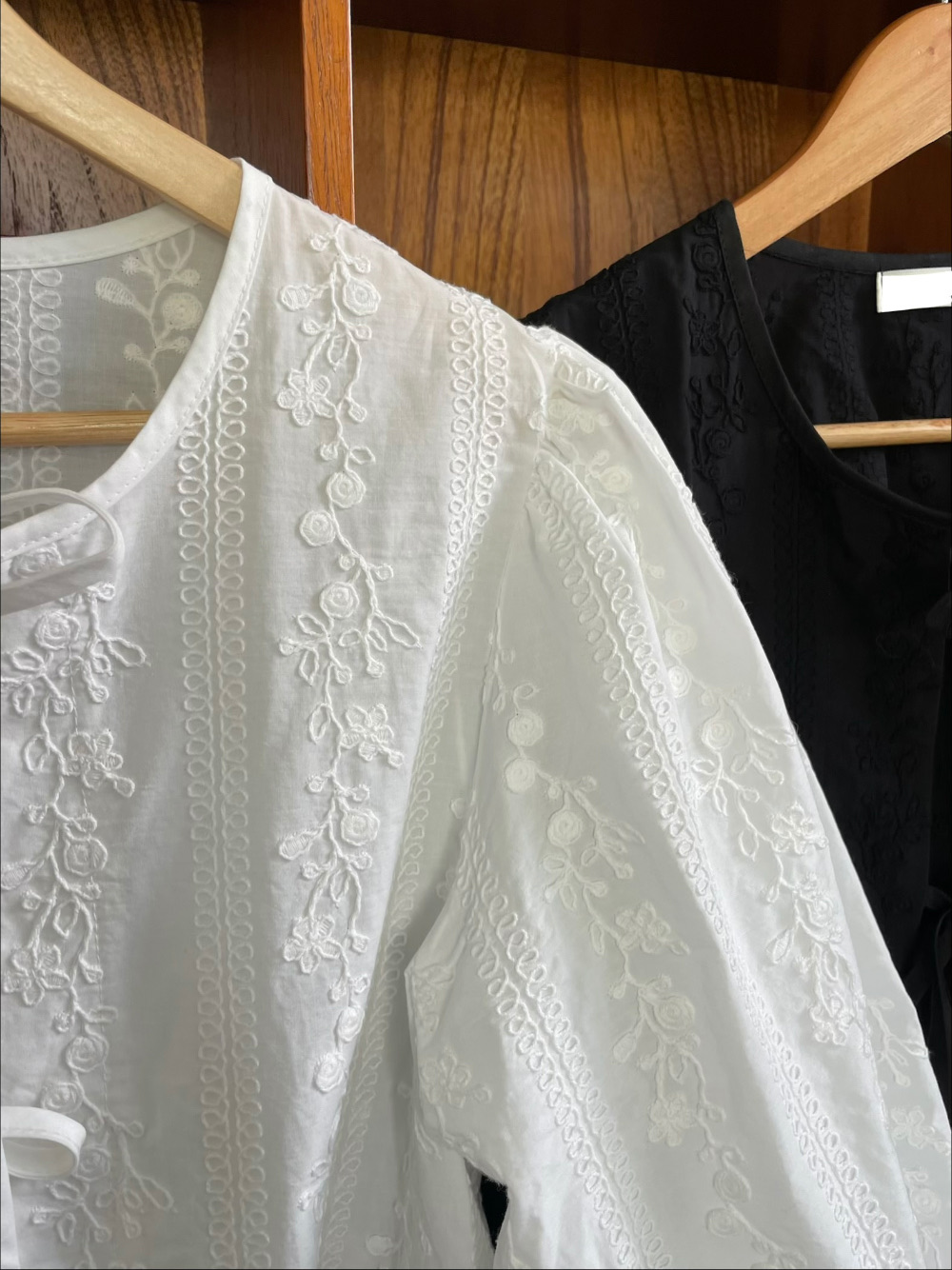 YQ32 / TIE-FRONT EMBROIDERED BLOUSE