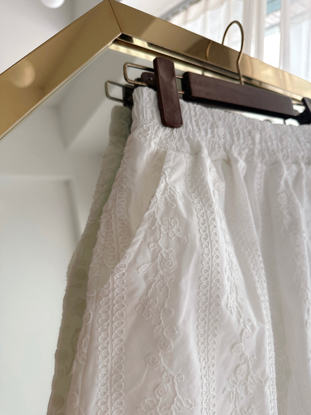 YQ31 / EMBROIDERED POCKET SHORTS 