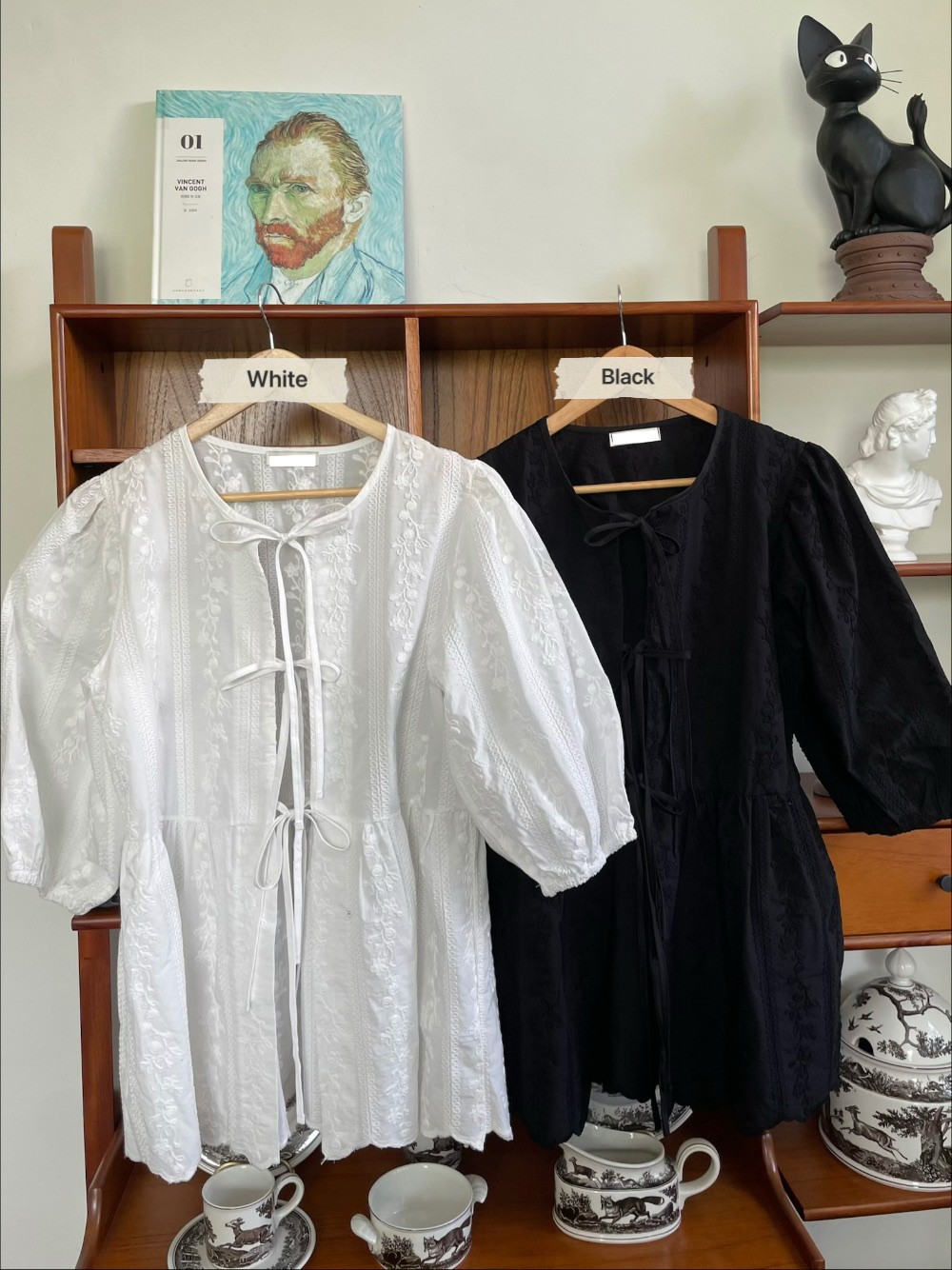YQ32 / TIE-FRONT EMBROIDERED BLOUSE