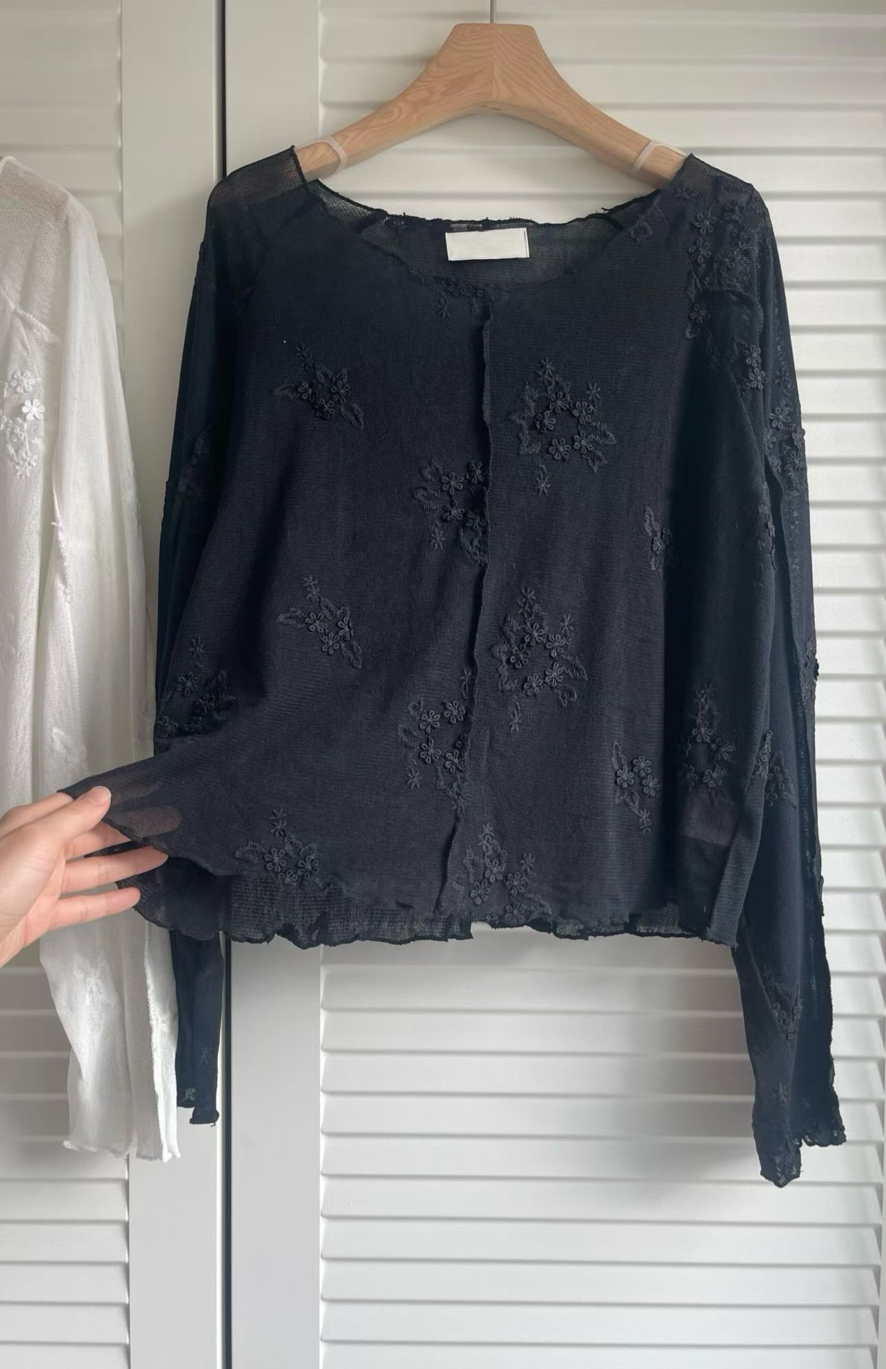 YQ24 / ROSETTE EMBROIDERED SHEER BLOUSE