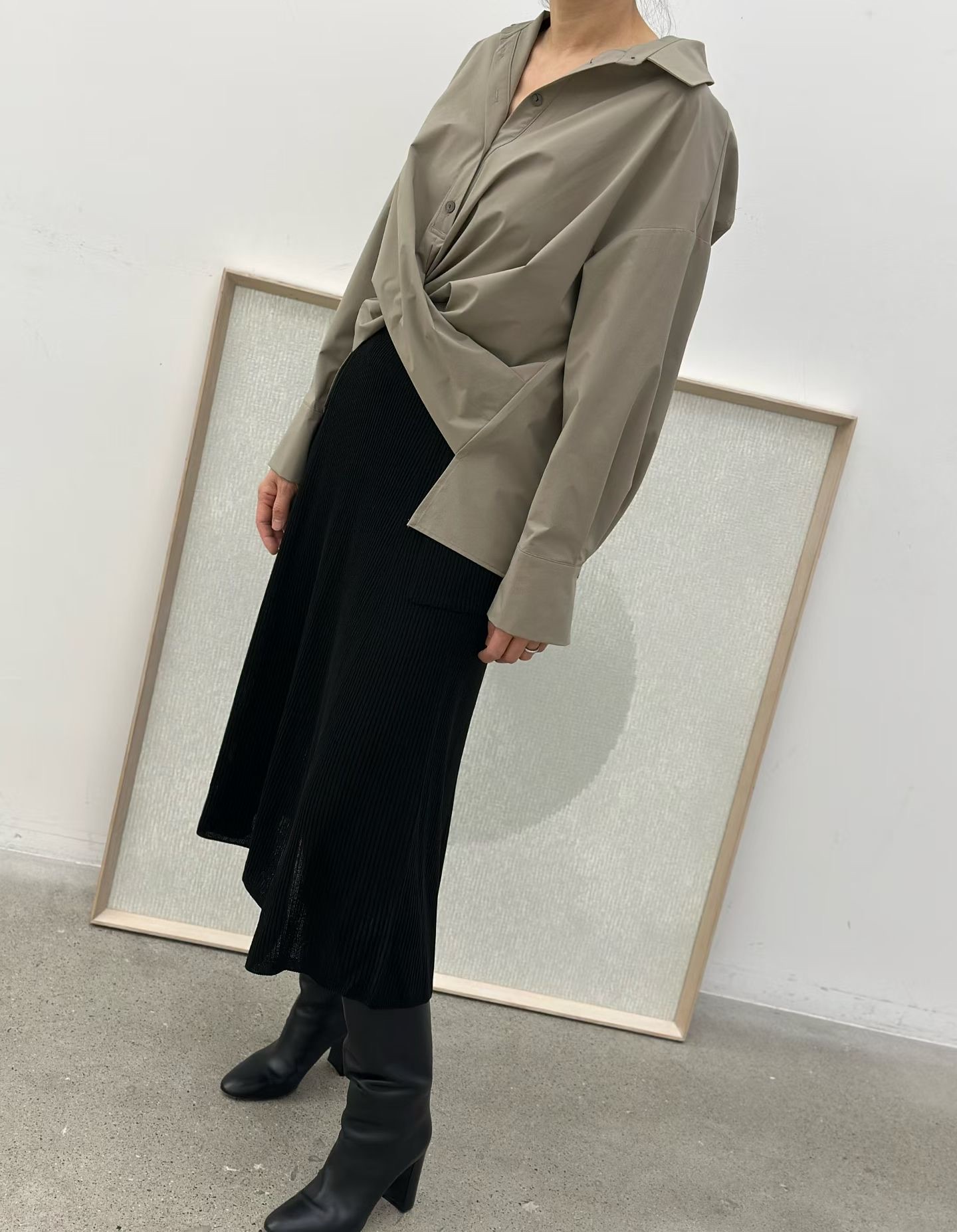 LE20 / TWIST FRONT COLLARED SHIRT