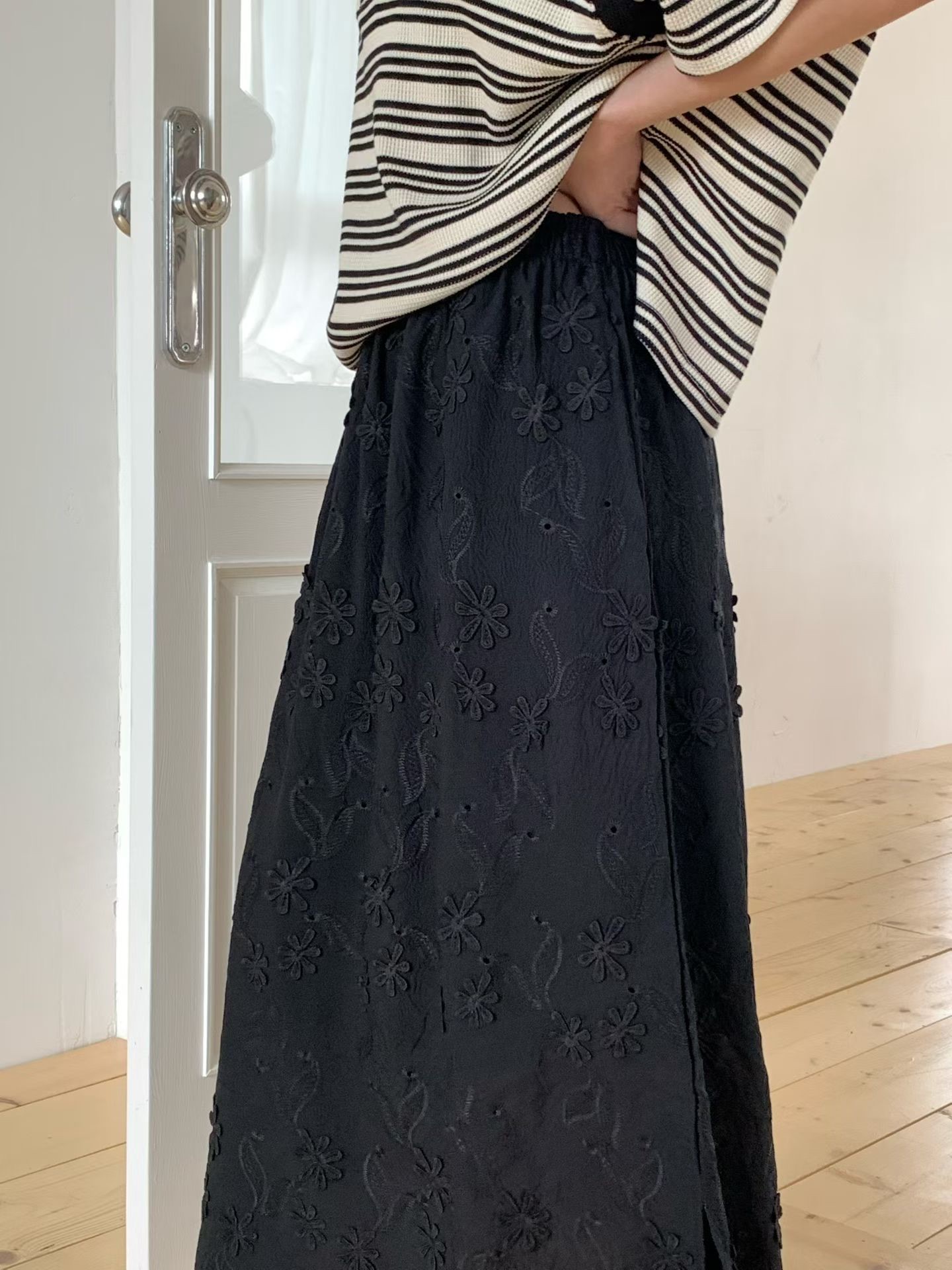 RT24 / FLORAL APPLIQUE POCKET MAXI SKIRT