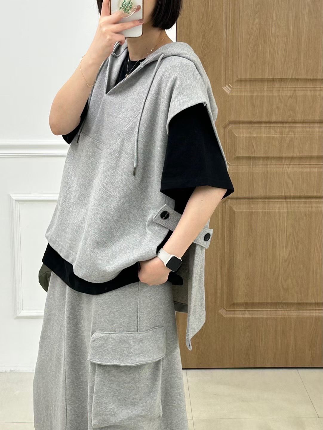 KL19 / BUTTON HOODED PONCHO VEST