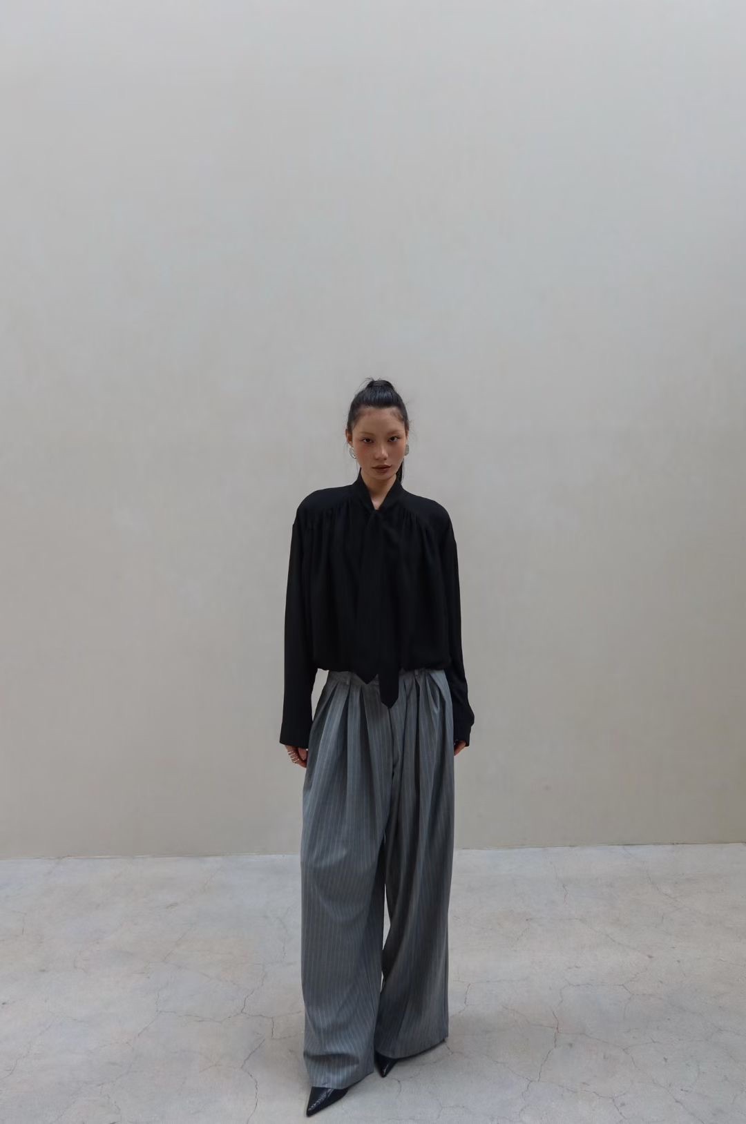 BY09 / FRONT TIE LONG SLEEVES BLOUSE