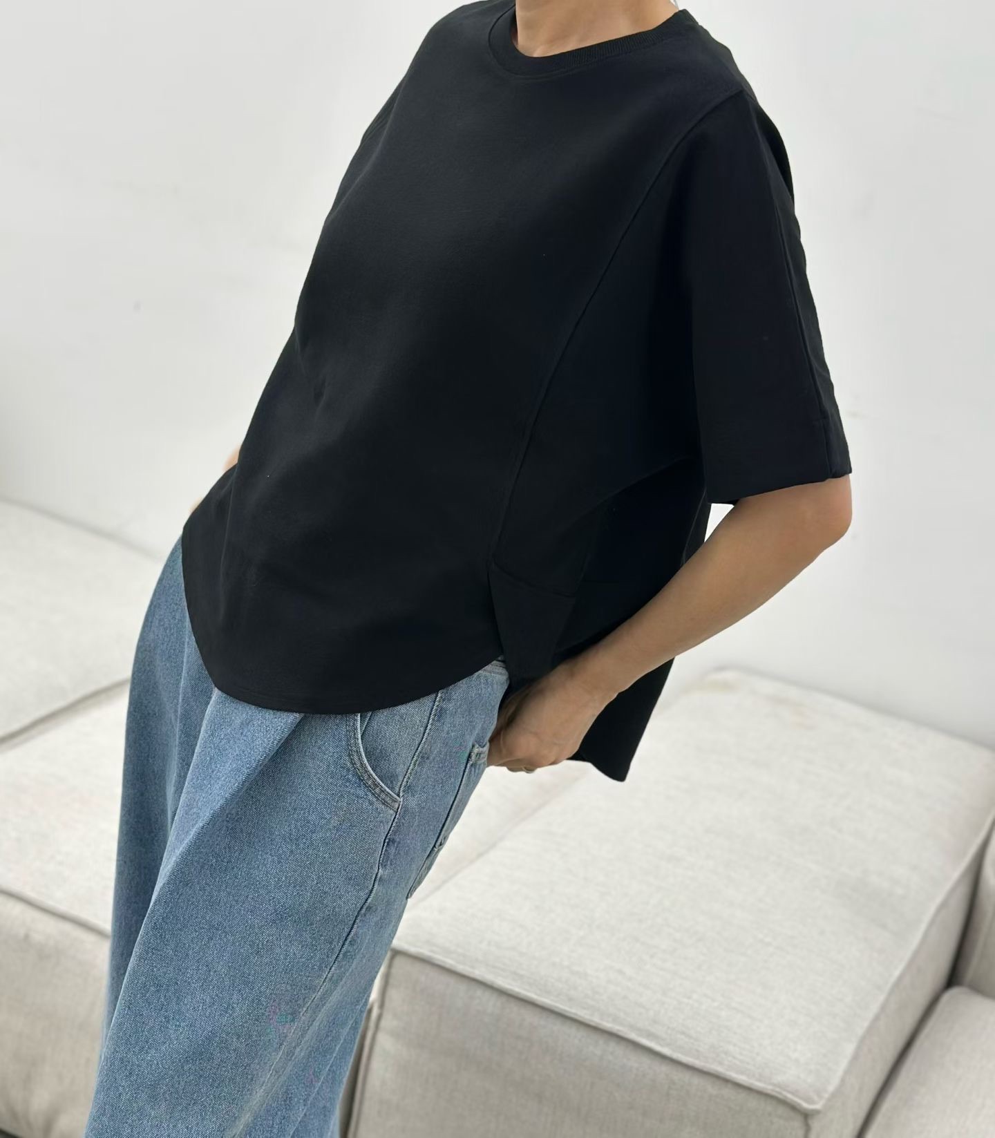 LE17 / OVERLAP CURVED HEM TEE