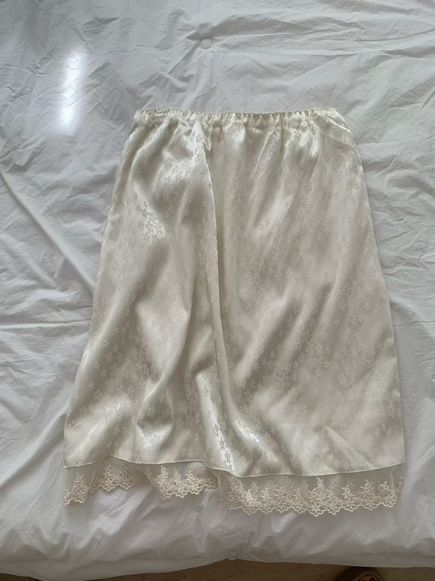 FAMKE SUBTLE FLOWER PRINT LACE HEM SKIRT