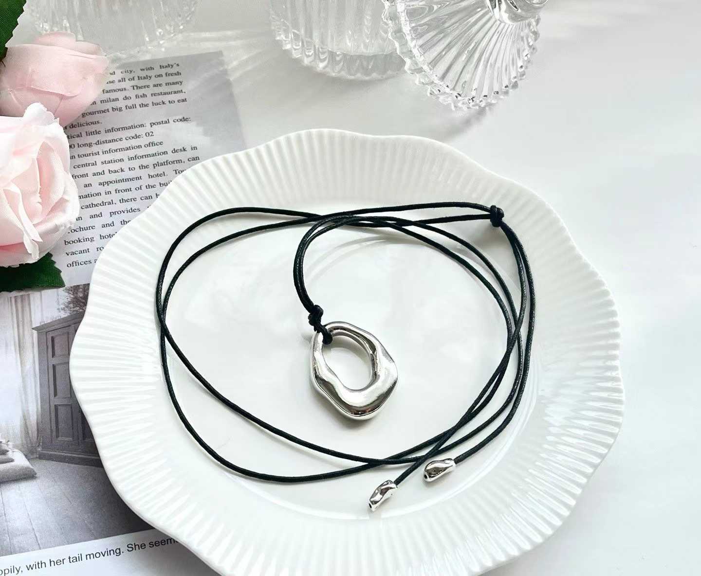 FRANCINNE IRREGULAR DONUT PENDANT STRING NECKLACE