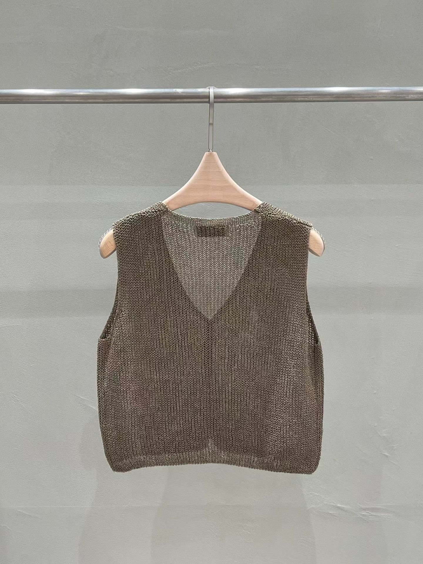 MU27 / OPEN KNIT DEEP V-NECKLINE VEST