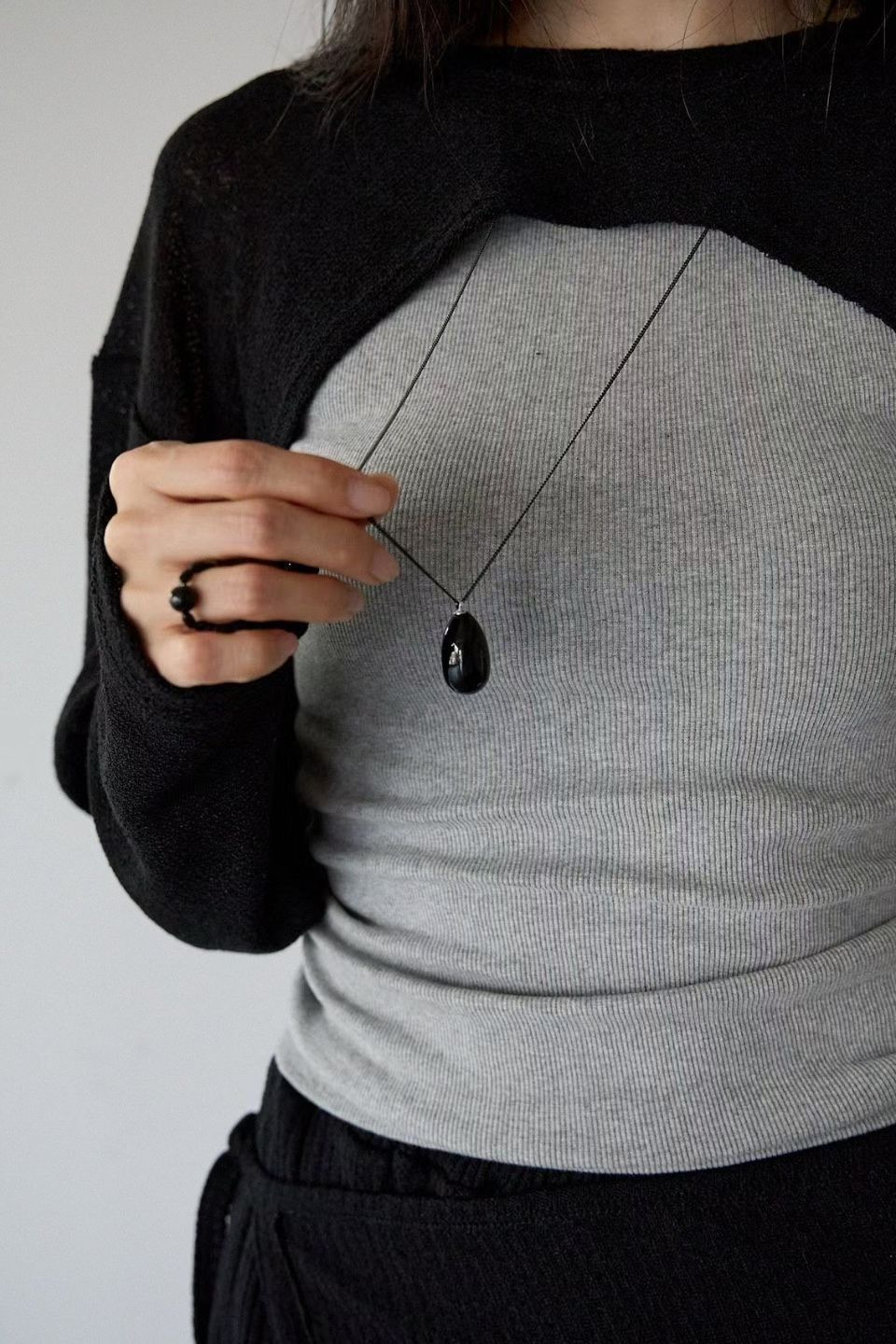 YQ40 / SINGLE BLACK PENDANT LONG NECKLACE