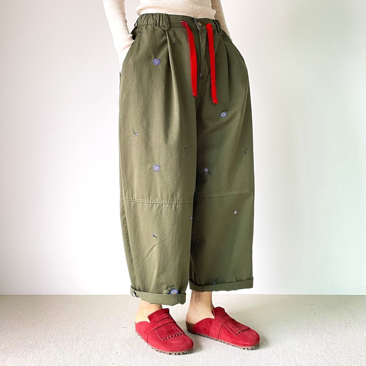 YQ29 / CONTRAST DRAWSTRING FLORAL EMBROIDERED TROUSERS