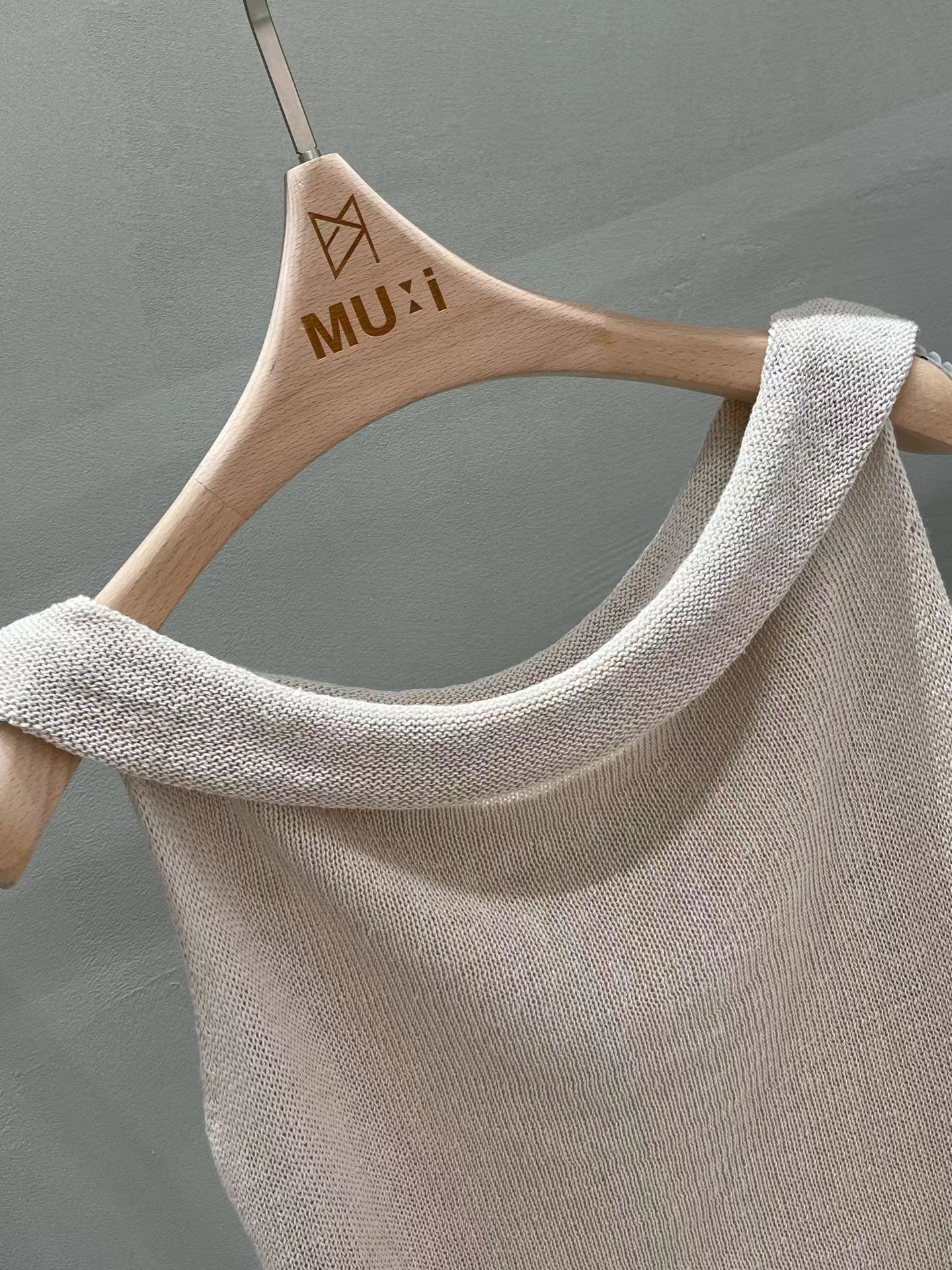 MU18 / SLEEVELESS COWL NECKLINE KNIT TOP