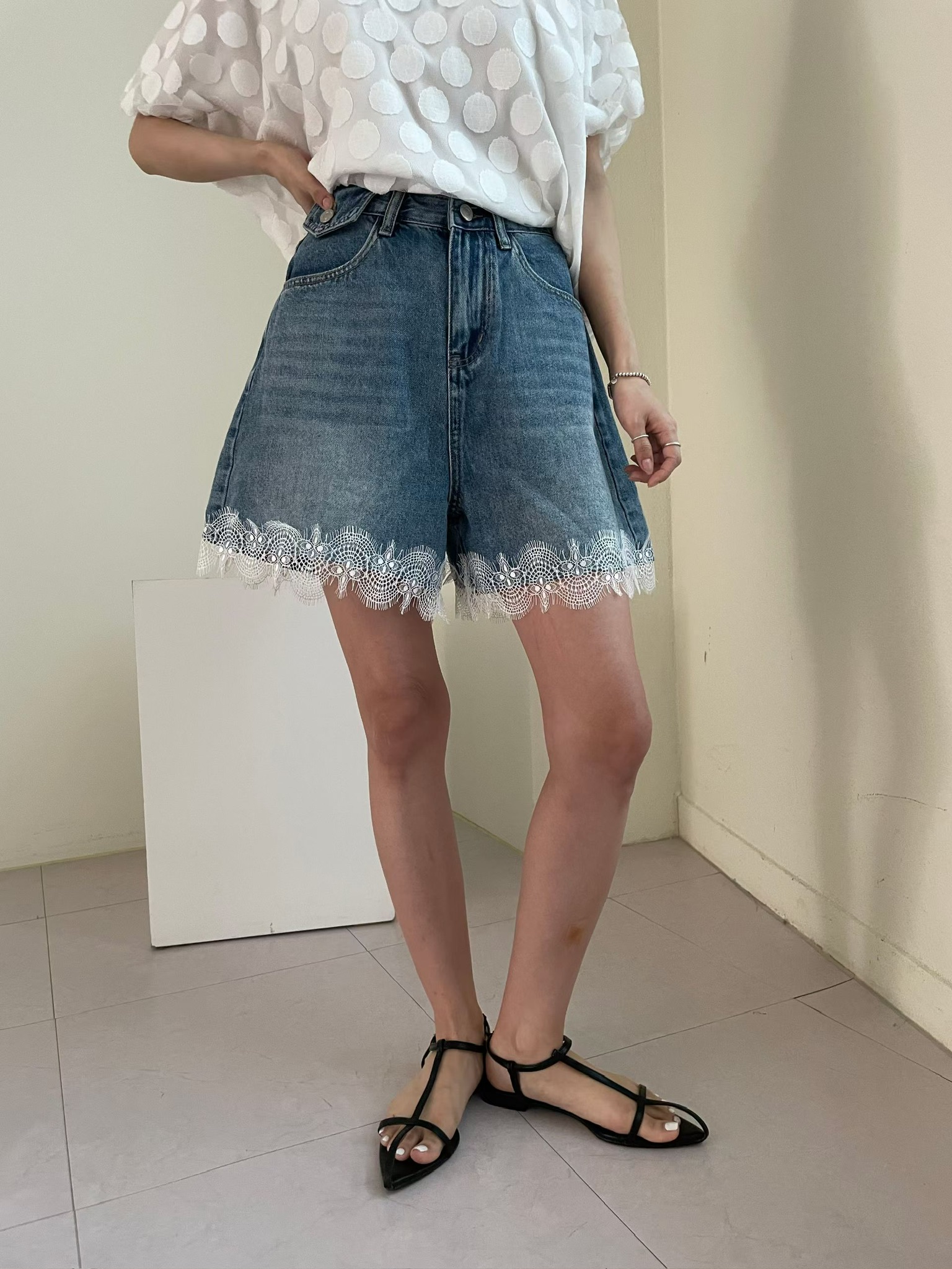 YQ27 / LACE HEM DENIM SHORTS 
