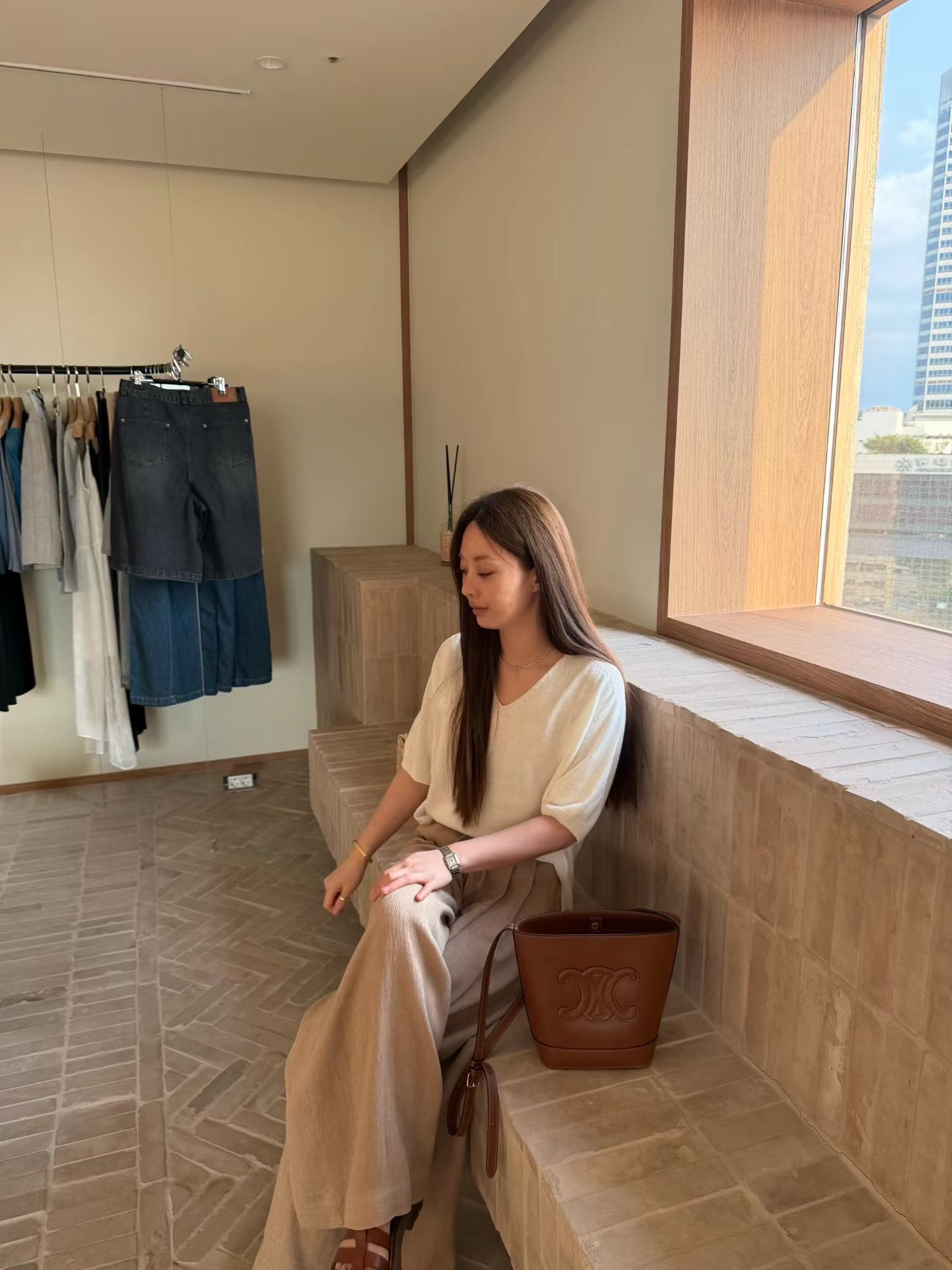 MU25 / V-NECKLINE BOXY KNIT TOP