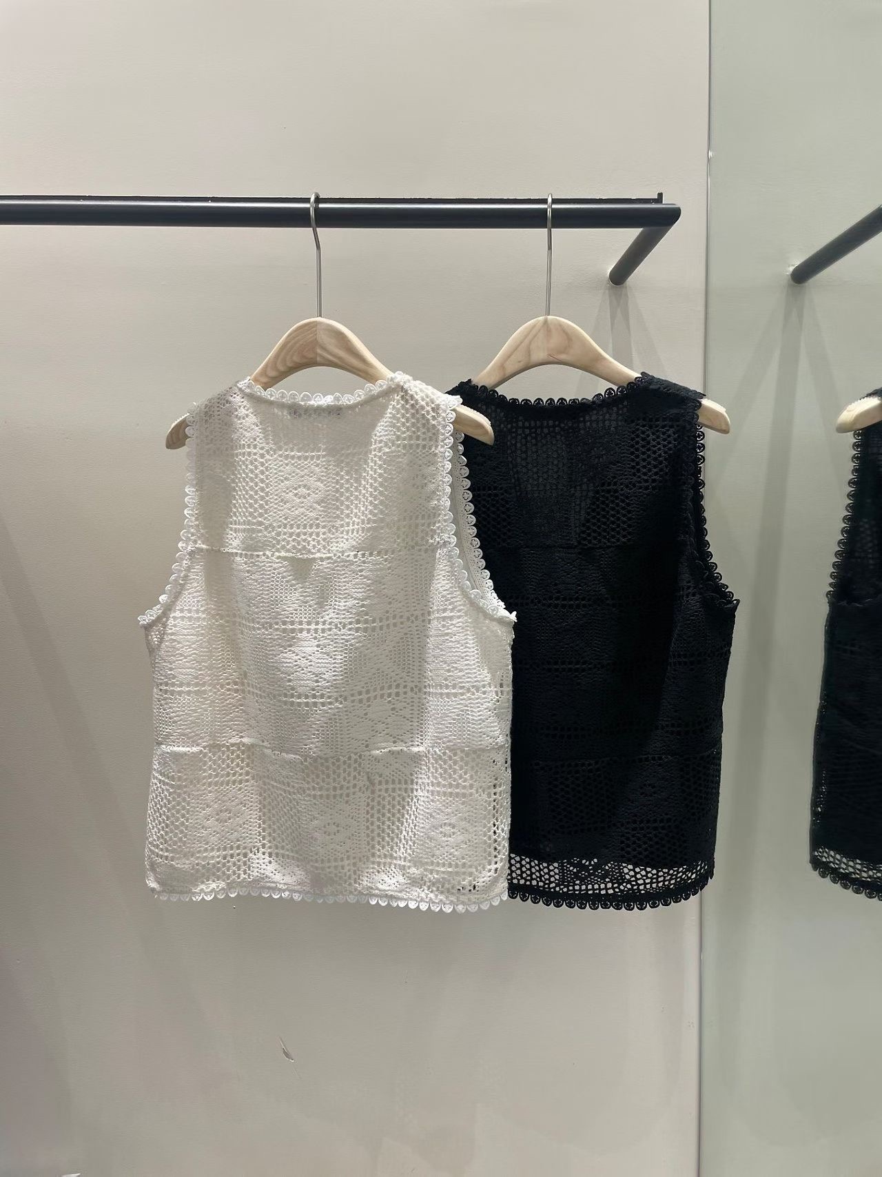 PG13 / BRODERIE BUTTON VEST
