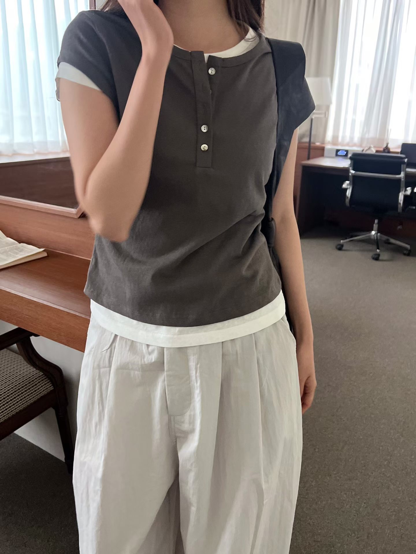 PG37 / TWO-TONE BUTTON TOP