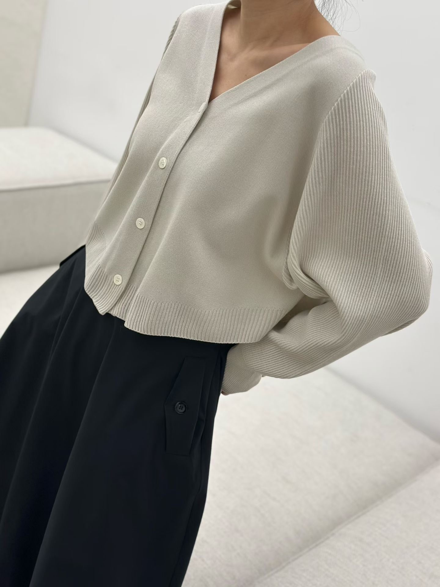 LE15 / V-NECKLINE RIBBED KNIT CARDIGAN