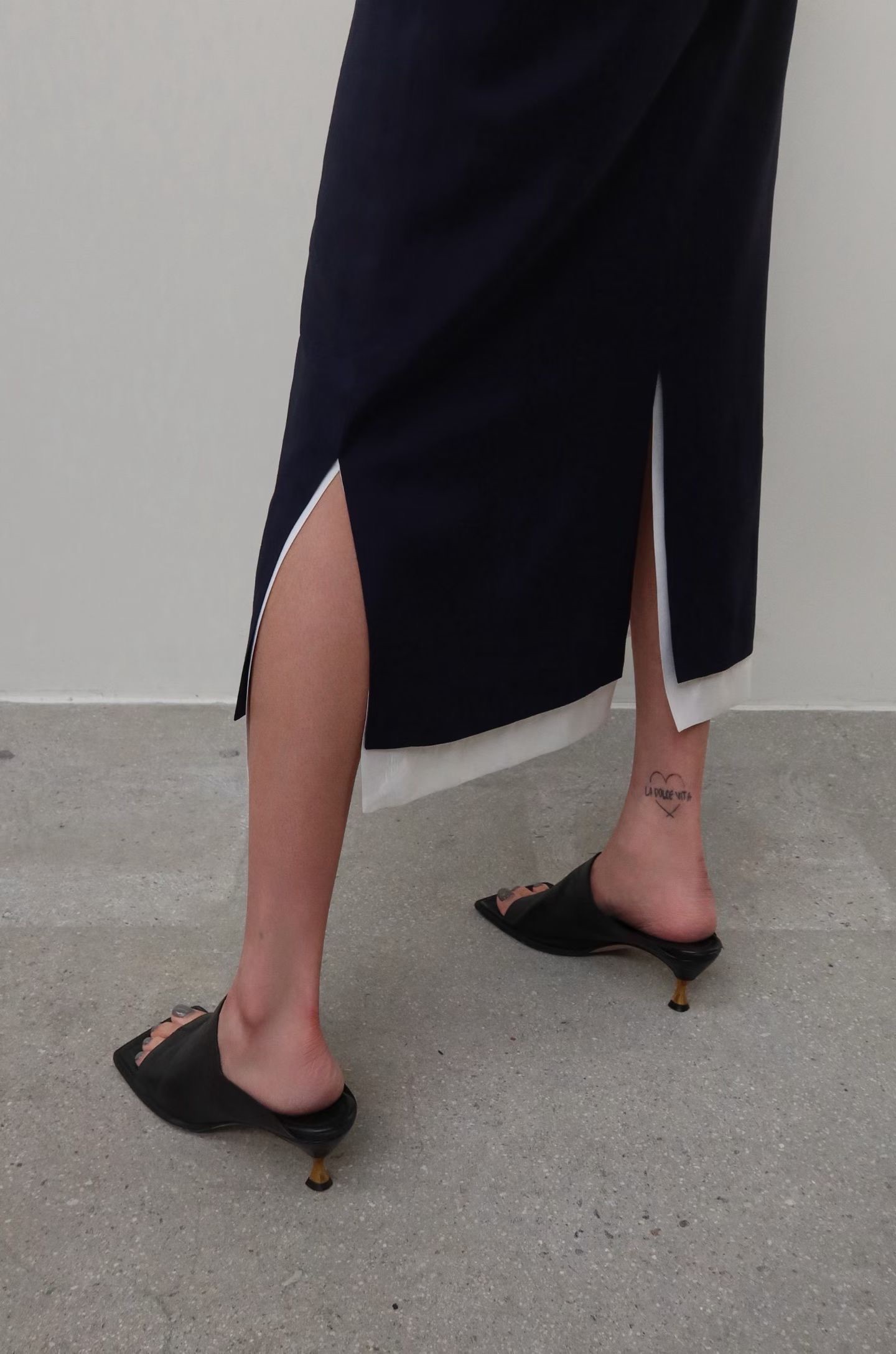 BY06 / TWO-TONE HEM SIDE SLIT SKIRT
