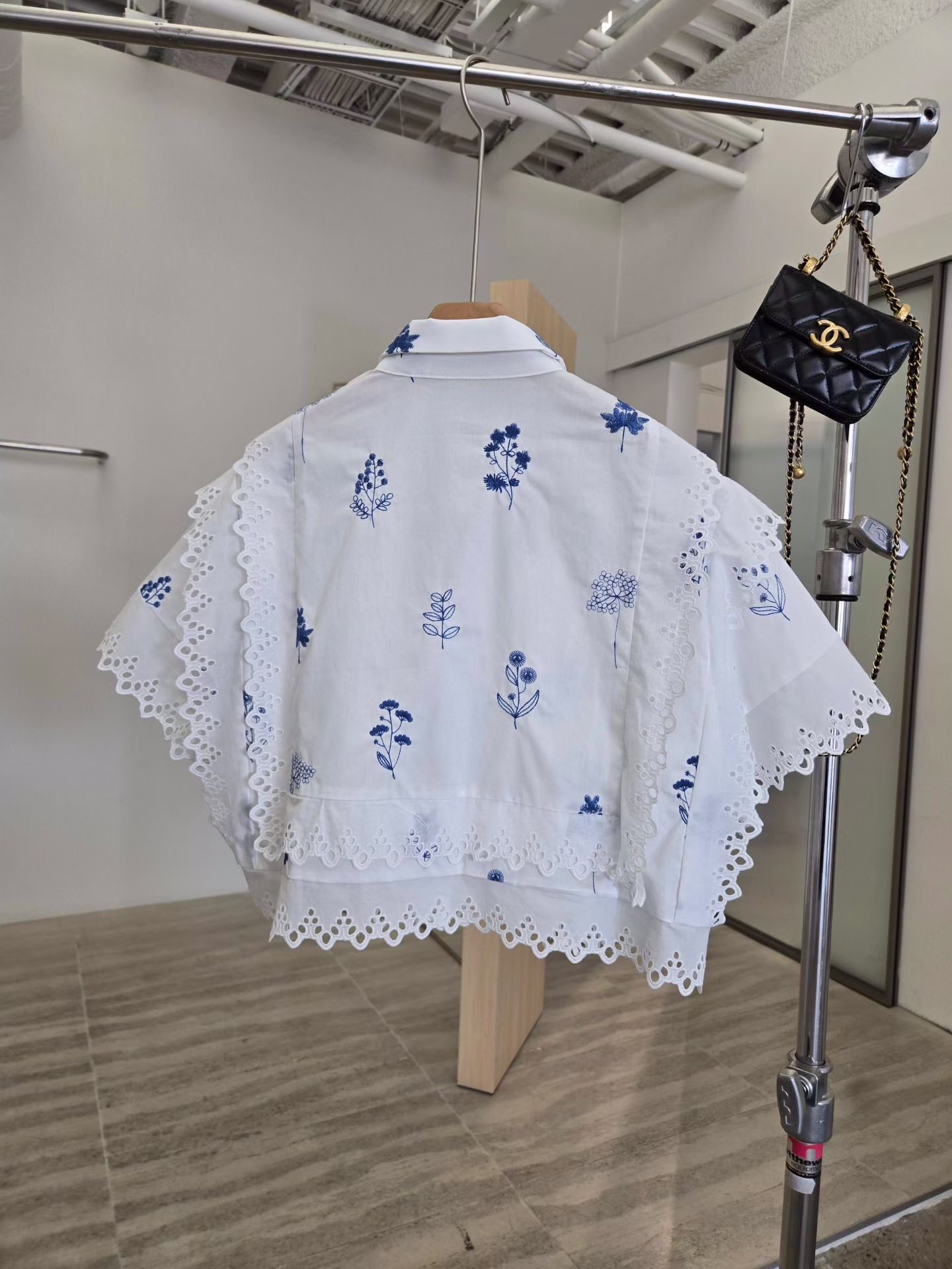 CN19 / BLUE EMBROIDERED FLOWERS CROP SHIRT