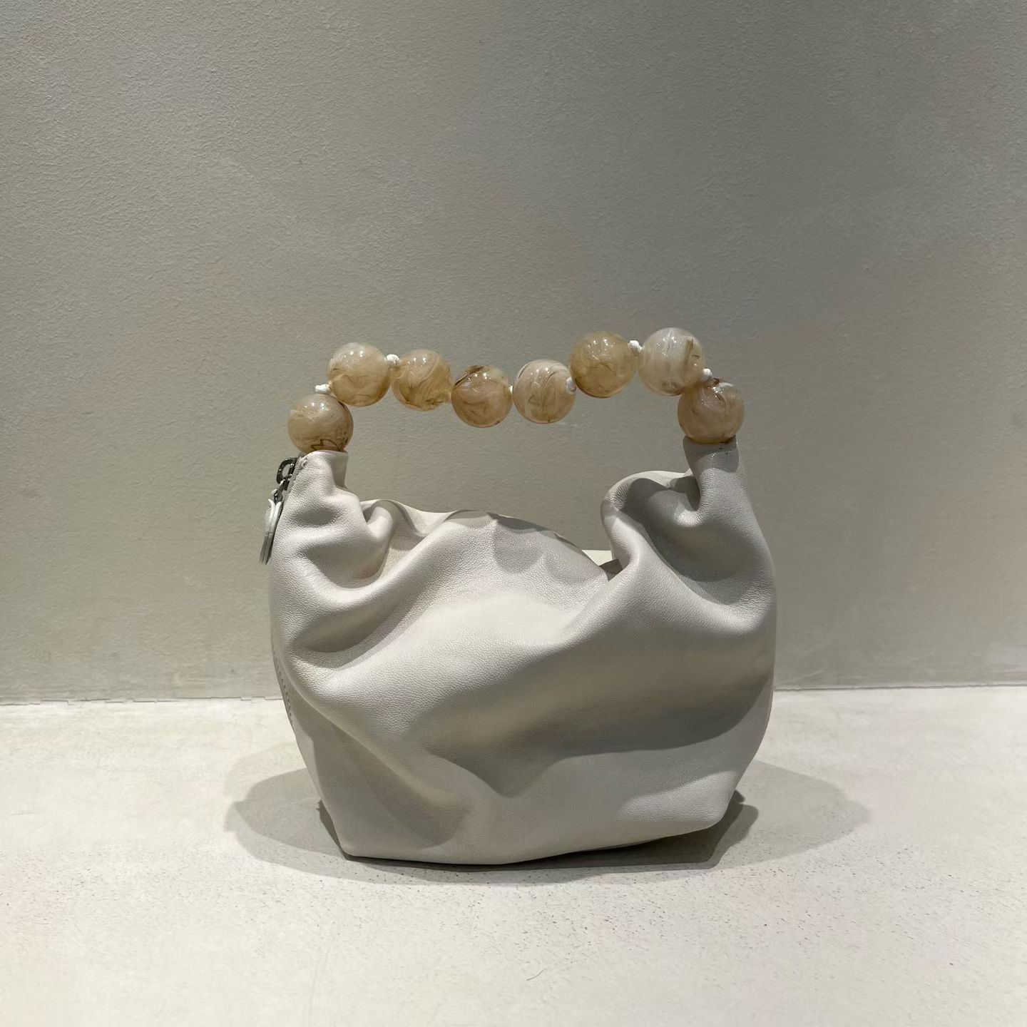 LP06 / ROUND MARBLING HANDLE SIZE ZIP HANDBAG